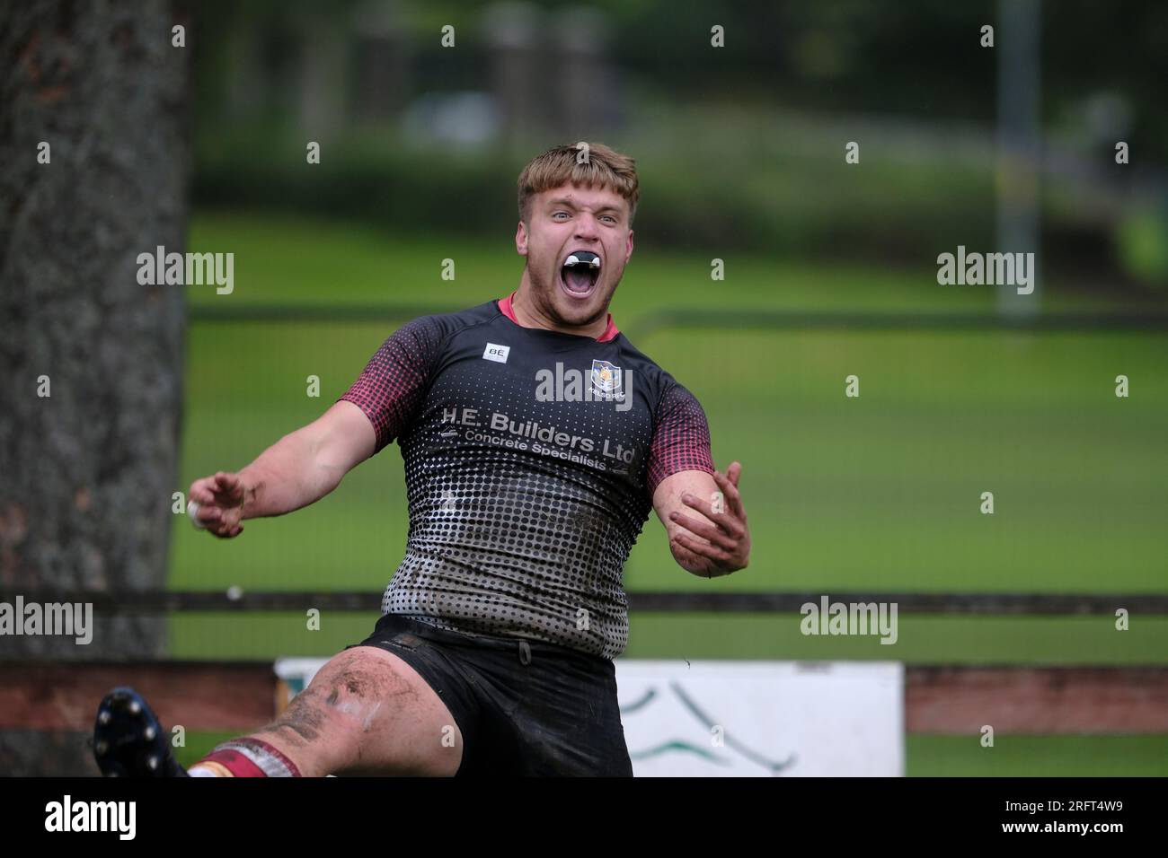 Peebles, Großbritannien. 05. Aug. 2023. Peebles Sevens Cammy Thomson feiert den Sieg seiner Teams, Kelso besiegte Hawick 21-17 in einem aufregenden Rugby mit Borders. Die Könige der Sevens Series Samstag, 3. August 2023. Kredit: Rob Gray/Alamy Live News Stockfoto