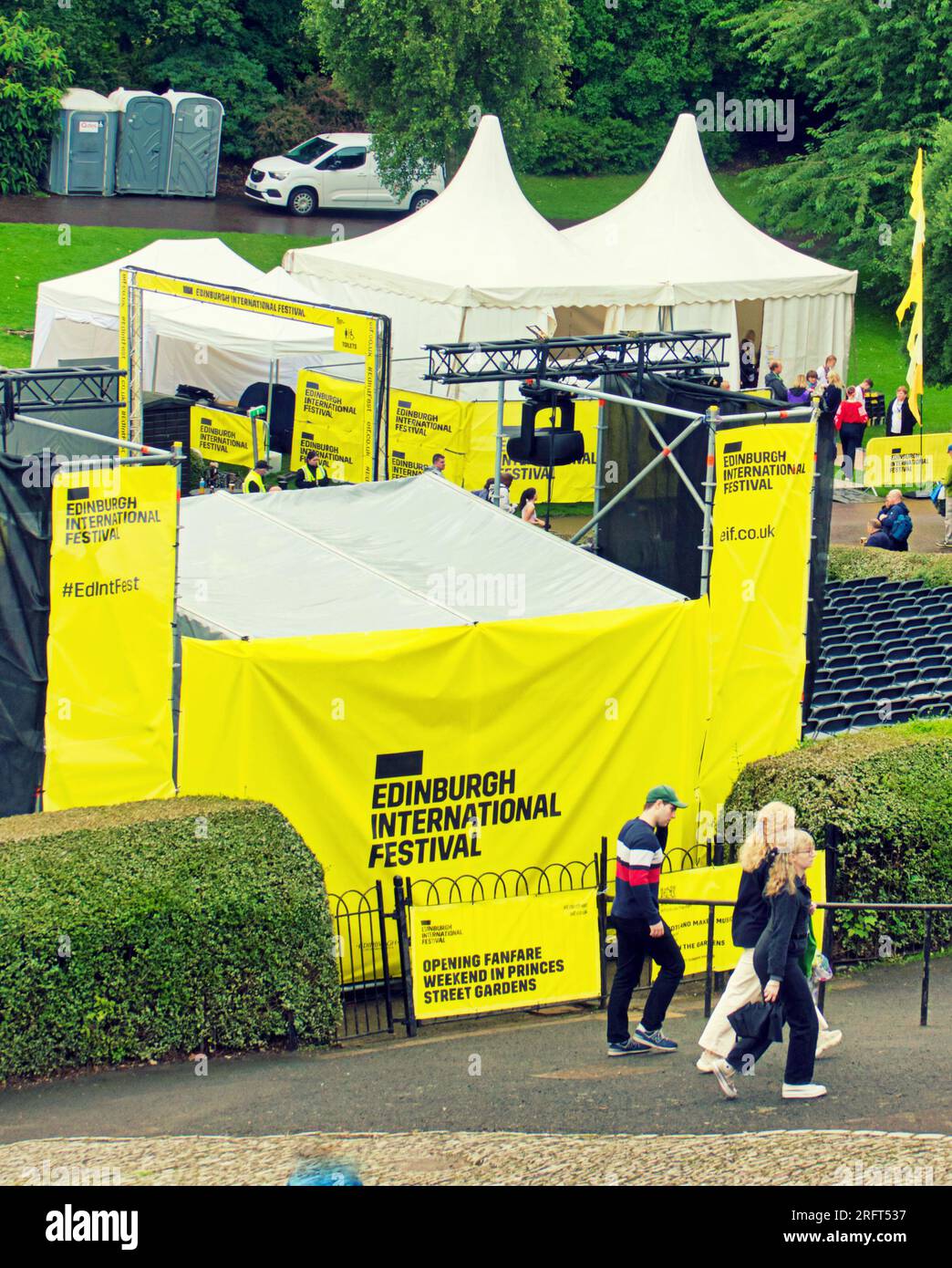 Edinburgh, Schottland, Großbritannien. 5. August 2023. Edinburgh International Festival der Bandstand in Princes Street Gardens fliegt vor dem auftauchenden Regen. Credit Gerard Ferry/Alamy Live News Stockfoto