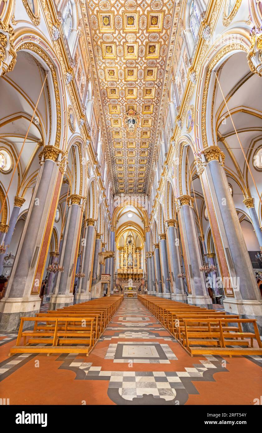 NEAPEL, ITALIEN - 19. APRIL 2023: Das Schiff der Kirche Chiesa di Domenico Maggiore. Stockfoto