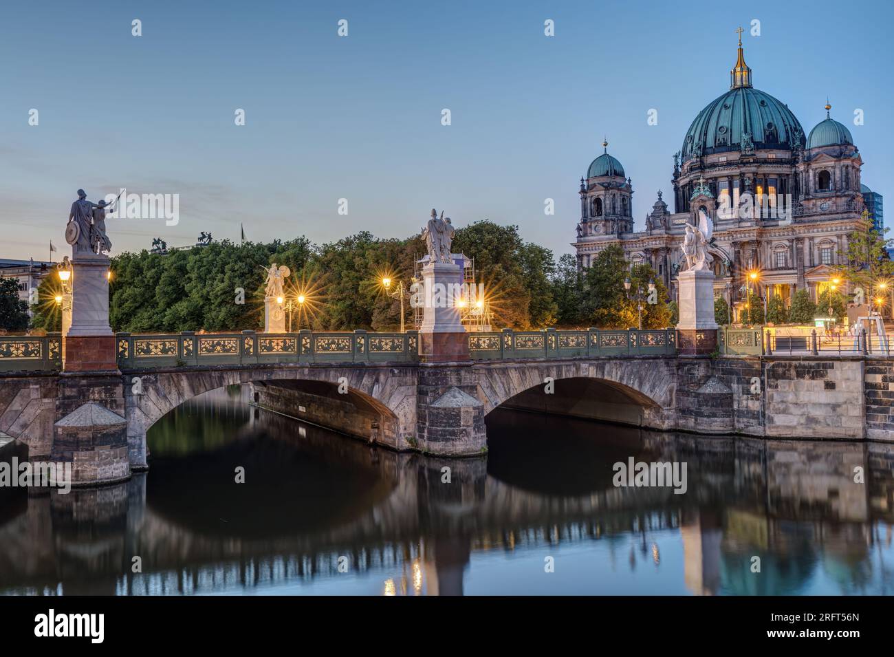 Der Berliner Dom und eine Brücke über den Fluss bei Tagesanbruch Stockfoto