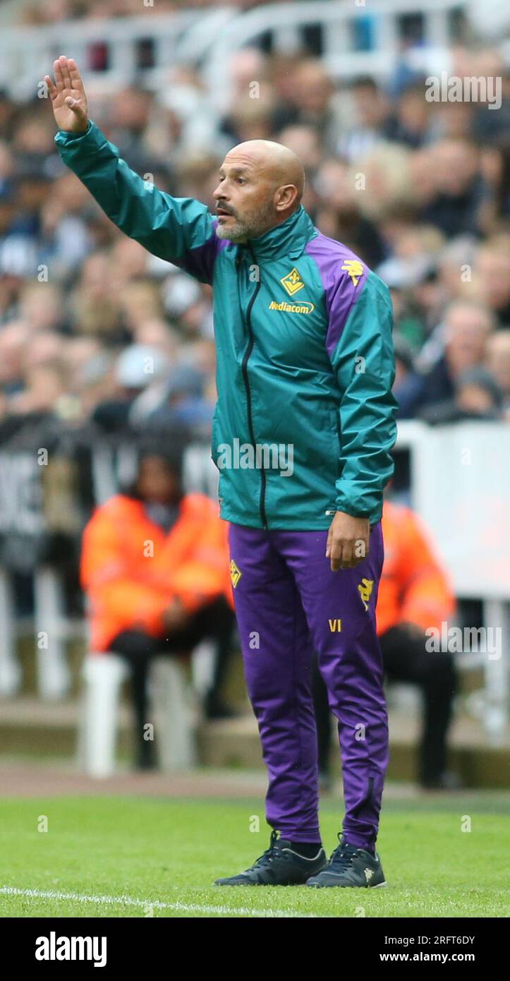 AFC Fiorentina Manager Vincenzo Italiano während des Sela Cup Spiels zwischen Newcastle United und ACF Fiorentina in St. James's Park, Newcastle, Samstag, den 5. August 2023. (Foto: Michael Driver | MI News) Guthaben: MI News & Sport /Alamy Live News Stockfoto