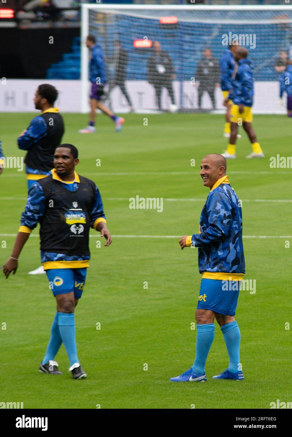 London, Vereinigtes Königreich, 5. August 2023. Fabio Cannavaro und Samuel Eto'o wärmen sich vor 2 All Stars Fußballmannschaften und eine Reihe von Musikkünstlern auf der Stamford Bridge in einem Wohltätigkeitsspiel für die Ukraine auf. Cristina Massei/Alamy Live News Stockfoto