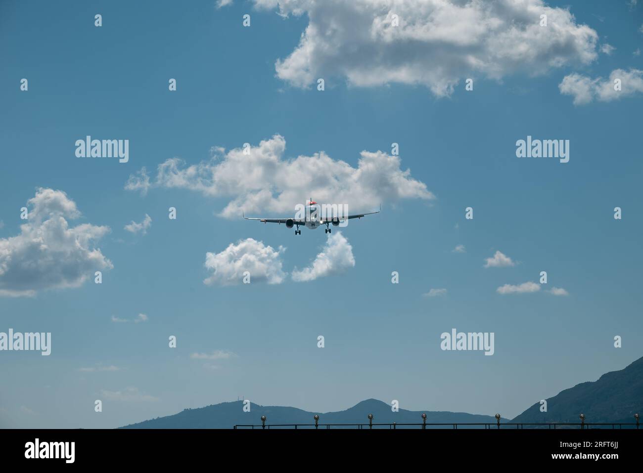 Kerkyra, Griechenland - 09 24 2022: Vorderansicht eines Easy Jet-Flugzeugs, das über Berge vor einem blauen Himmel fliegt. Stockfoto