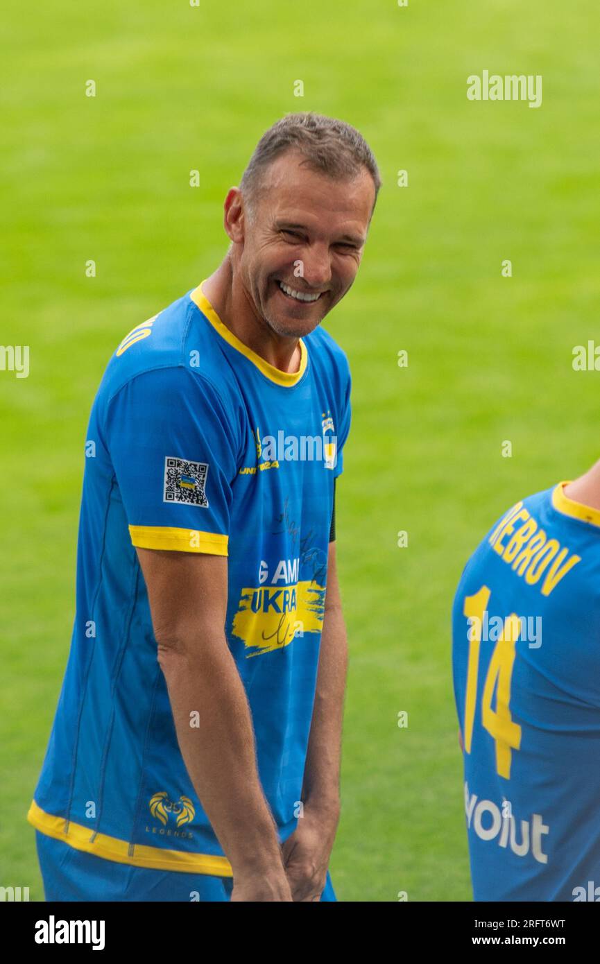 London, Vereinigtes Königreich, 5. August 2023. Ein lächelnder Andry Shevchenko, der sich auf der Stamford Bridge bei einem Wohltätigkeitsspiel für die Ukraine amüsiert. Cristina Massei/Alamy Live News Stockfoto