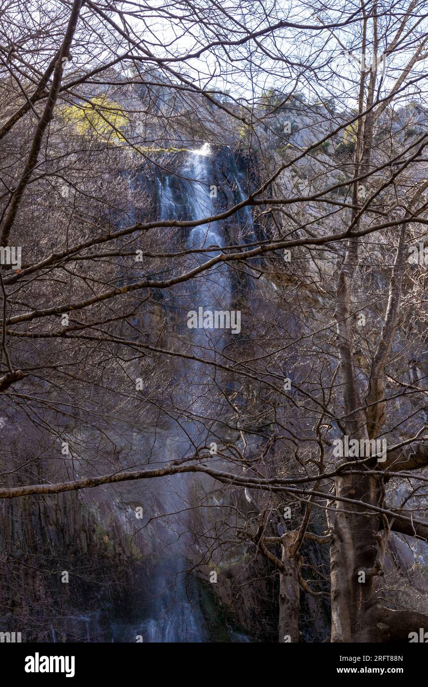 Mighty Ason Falls: Fesselnde Schönheit des majestätischen Wasserfalls von Kantabrien Stockfoto