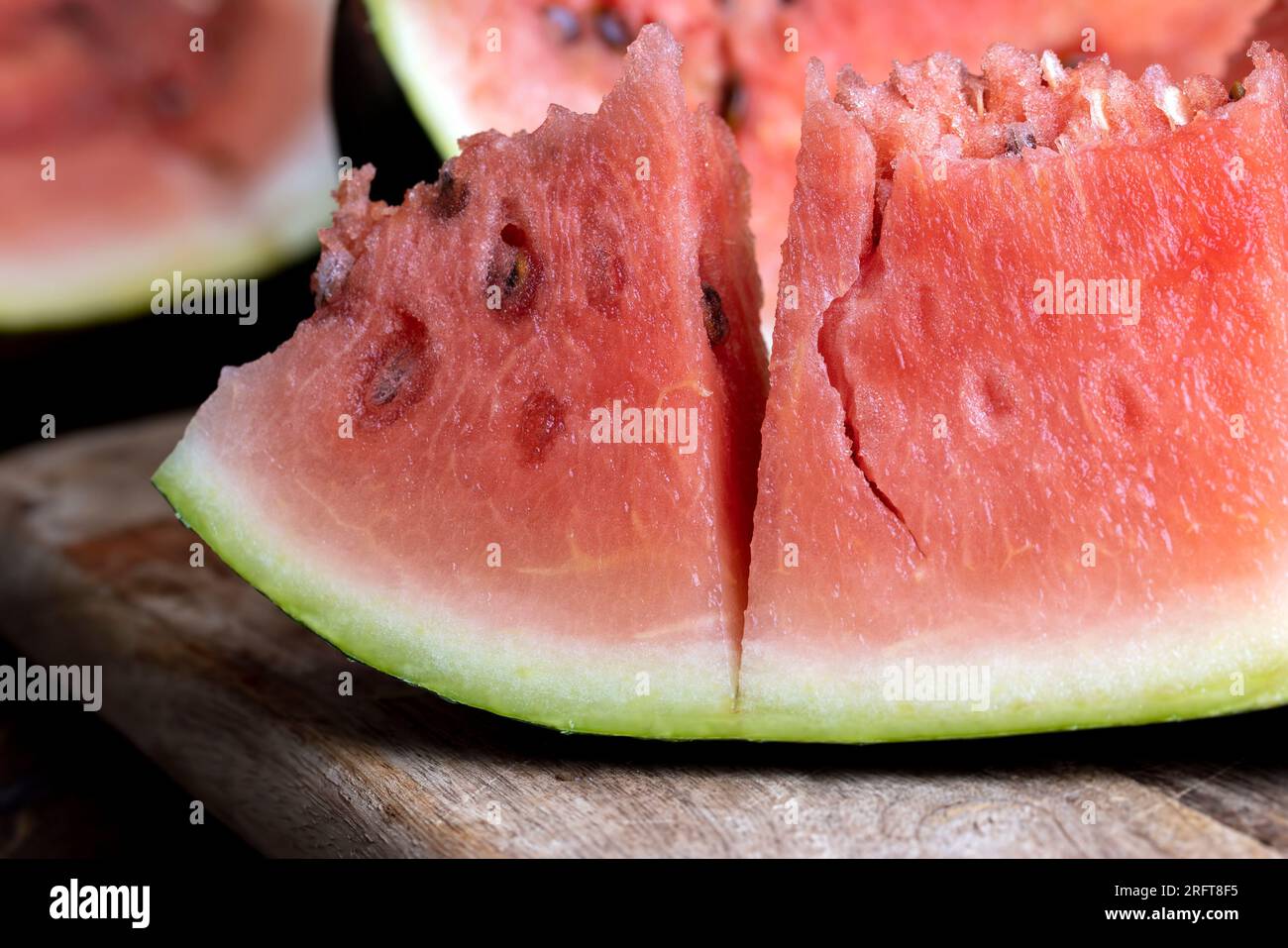 Ein Stückchen reifer roter Wassermelone mit Samen, Wintersorten roter Wassermelone mit großen und harten Samen, aufgeteilt in Teile Stockfoto