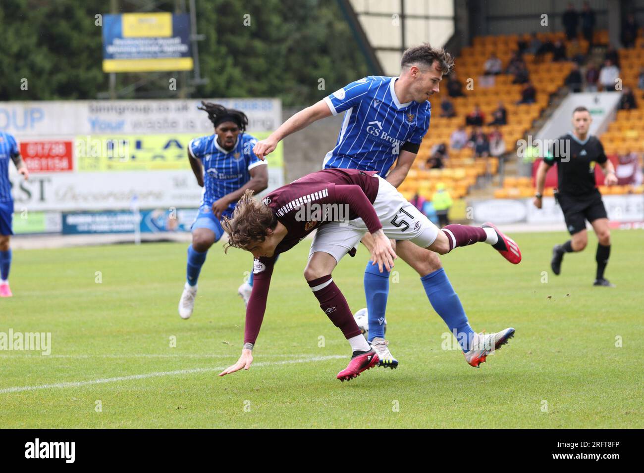 Edinburgh, Großbritannien. 05. Aug. 2023. McDiairmid Park. Perth. Schottland. St. Johnstone gegen Herzen. 5. August 2023. Während des Cinch Premiership-Spiels zwischen St. Johnstone und Hearts erhielt Hearts, der neue Signaturgeber Alex Lowrie, auf Leihbasis von Rangers eine schwere Behandlung von der St. Johnstone Defense (Foto: David Mollison/Alamy Live News) Stockfoto