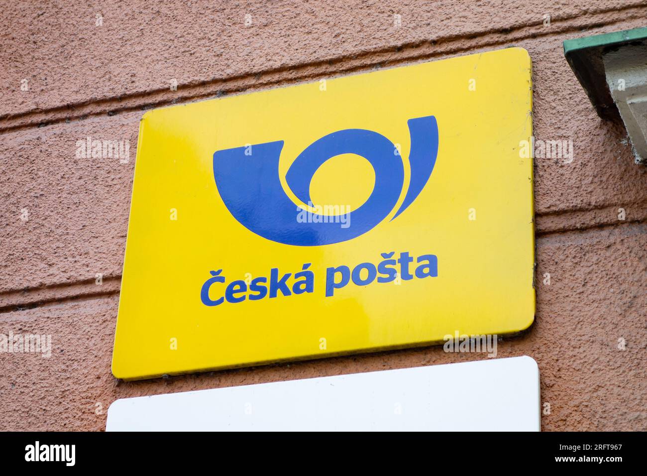 HAVIROV, TSCHECHISCHE REPUBLIK - 4. MAI 2023: Banner der Poststelle Ceska Posta, die bei der kürzlich erfolgten Umstrukturierung des Unternehmens geschlossen wurde Stockfoto