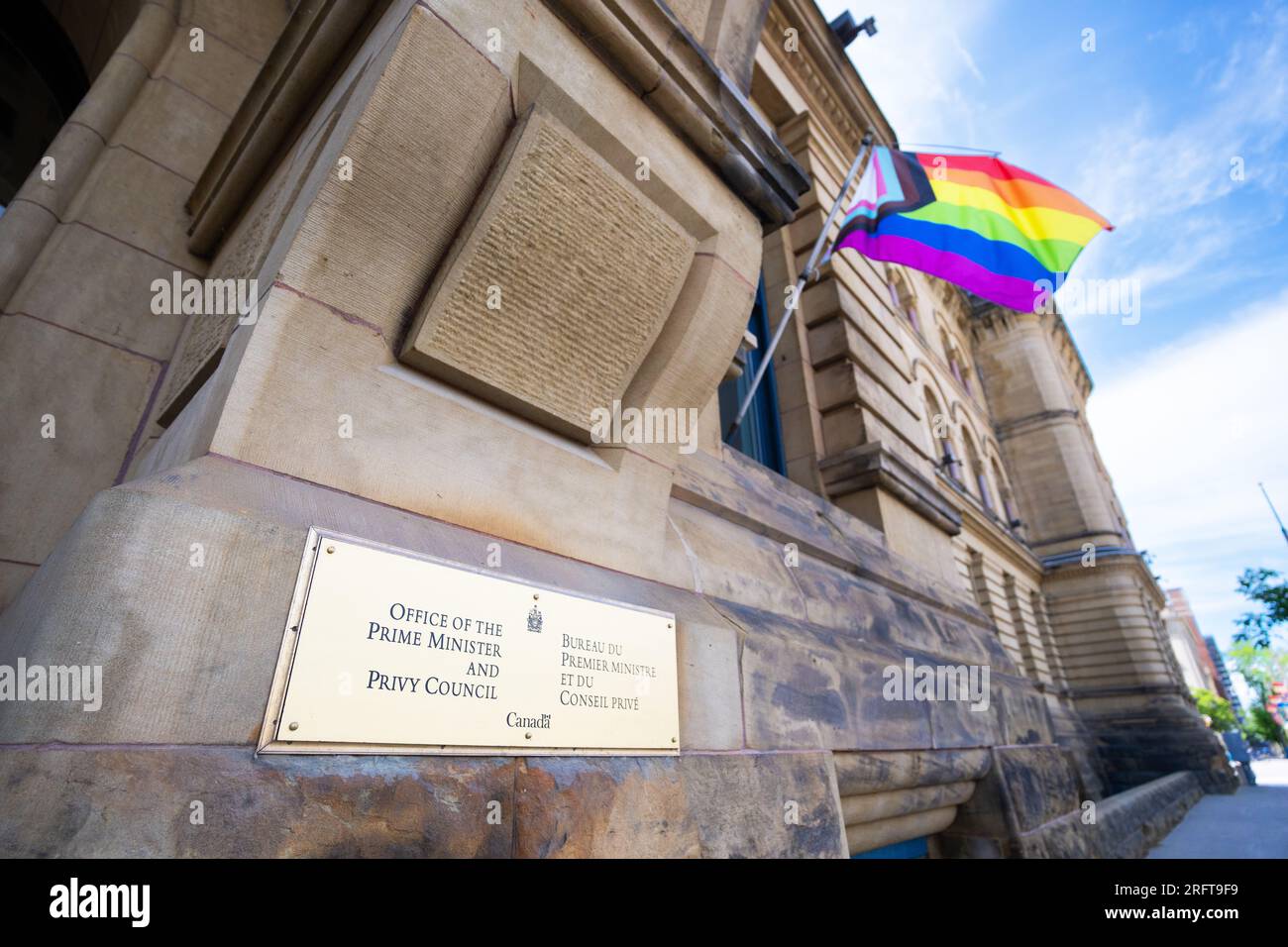 Vor dem Büro von Premierminister Justin Trudeau in Ottawa, Ontario, Kanada, hängt eine Progress Pride Flag. 10. Juni 2023. Stockfoto