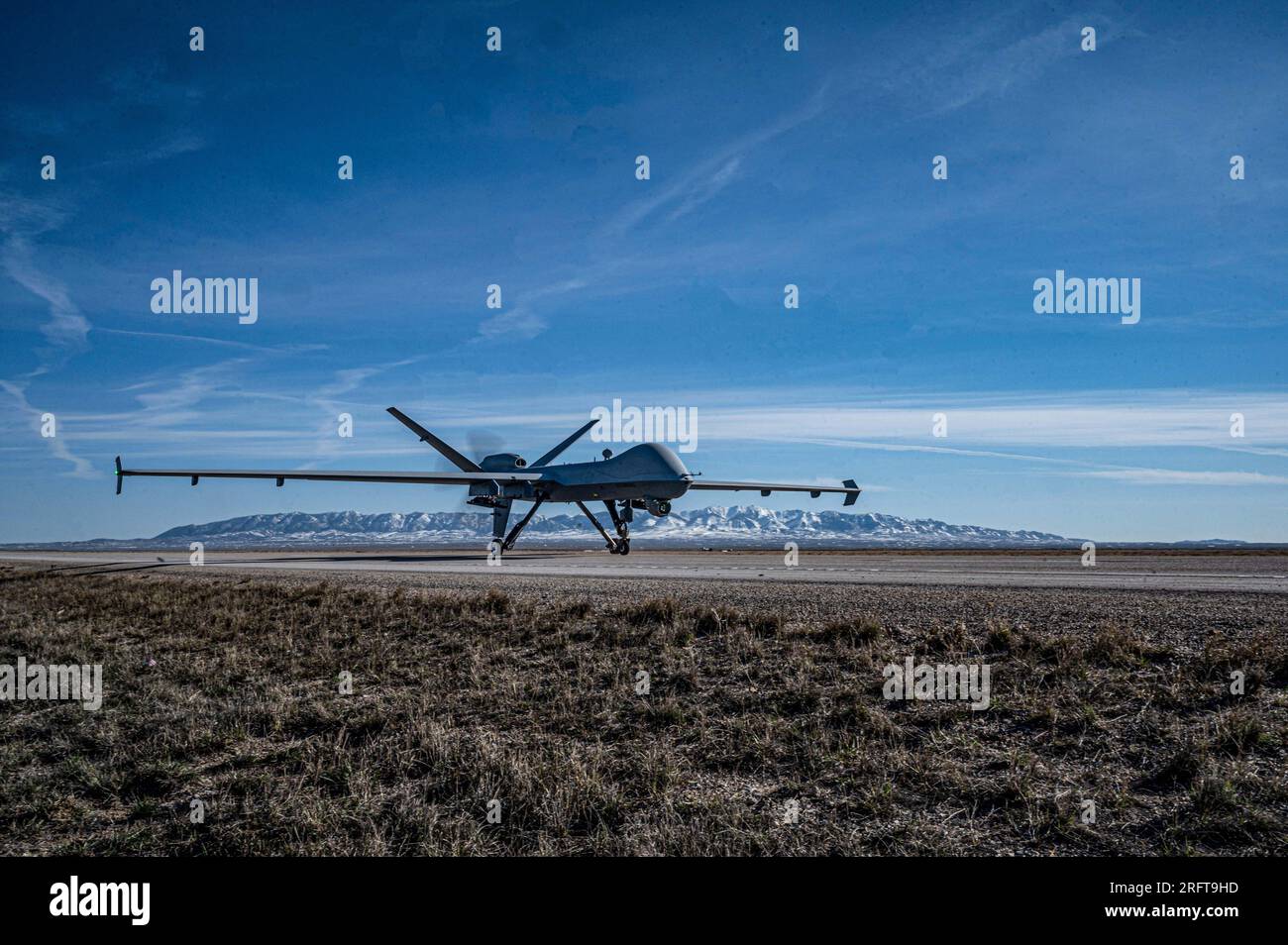 Ein MQ-9 Reaper landet auf dem Highway 287 während des Trainings Agile Chariot in Rawlins, Wyo., 30. April 2023. Foto der US Air Force von Tech. Sergeant Carly Kavish Stockfoto