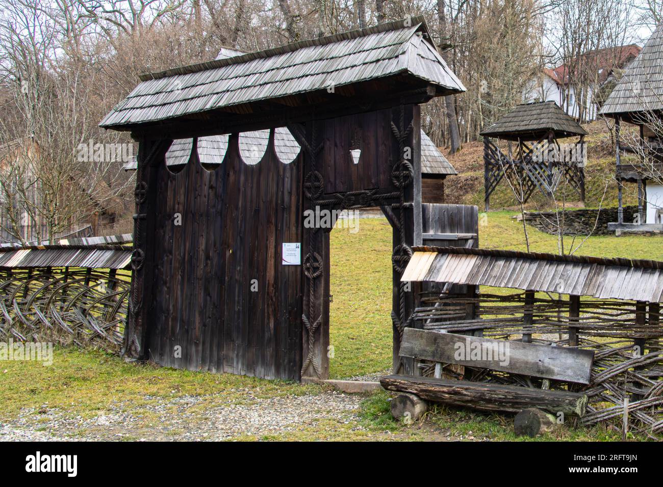 Traditionelles Holztor von Maramures im Astra-Museum, der wichtigsten Ethno-Museumseinrichtung in Rumänien. Stockfoto