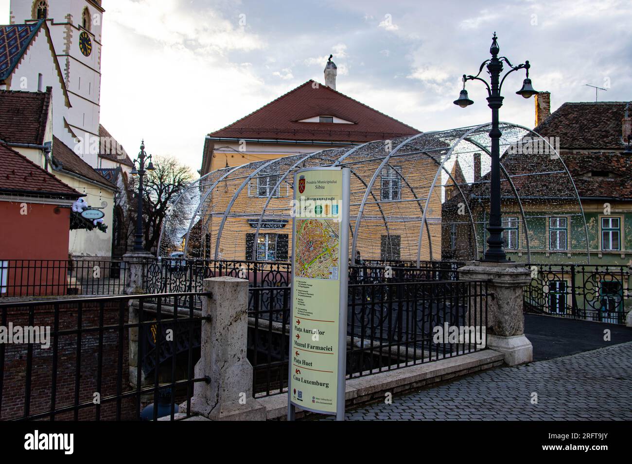 Die Brücke der Lügen ist eine legendäre Fußgängerbrücke im Zentrum der Sibiu-Stadt im Zentrum Rumäniens. Stockfoto