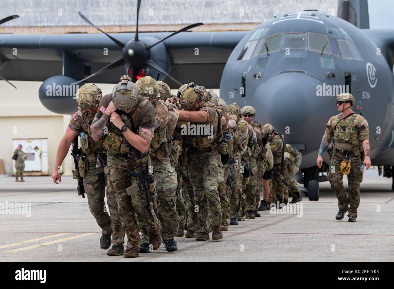 U.S. Air Force Special Tactics Airmen ziehen einen MC-130J am Kadena Air Base, Japan, 5. Mai 2023. US Air Force Foto von Staff Sergeant Jessi Roth Stockfoto