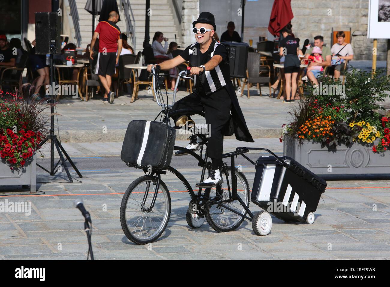Otto Il Bassotto, artiste de rue, avec une déambulation déjantée à Travers le Centre-ville. Alpi-Stunden. Saint-Gervais-les-Bains. Haute-Savoie. Auvergn Stockfoto
