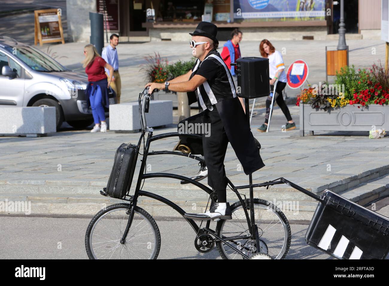 Otto Il Bassotto, artiste de rue, avec une déambulation déjantée à Travers le Centre-ville. Alpi-Stunden. Saint-Gervais-les-Bains. Haute-Savoie. Auvergn Stockfoto