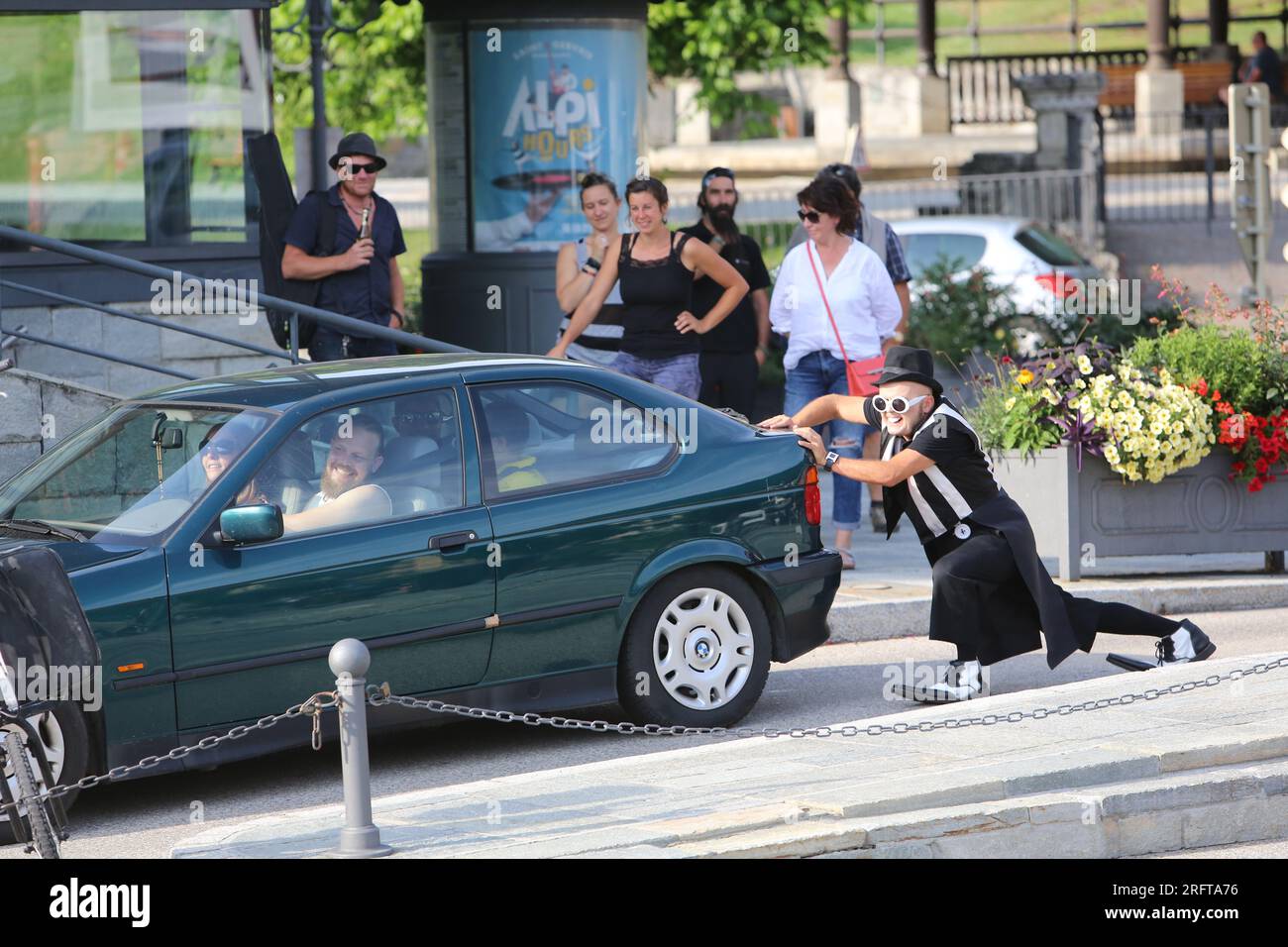 Otto Il Bassotto, artiste de rue, avec une déambulation déjantée à Travers le Centre-ville. Alpi-Stunden. Saint-Gervais-les-Bains. Haute-Savoie. Auvergn Stockfoto
