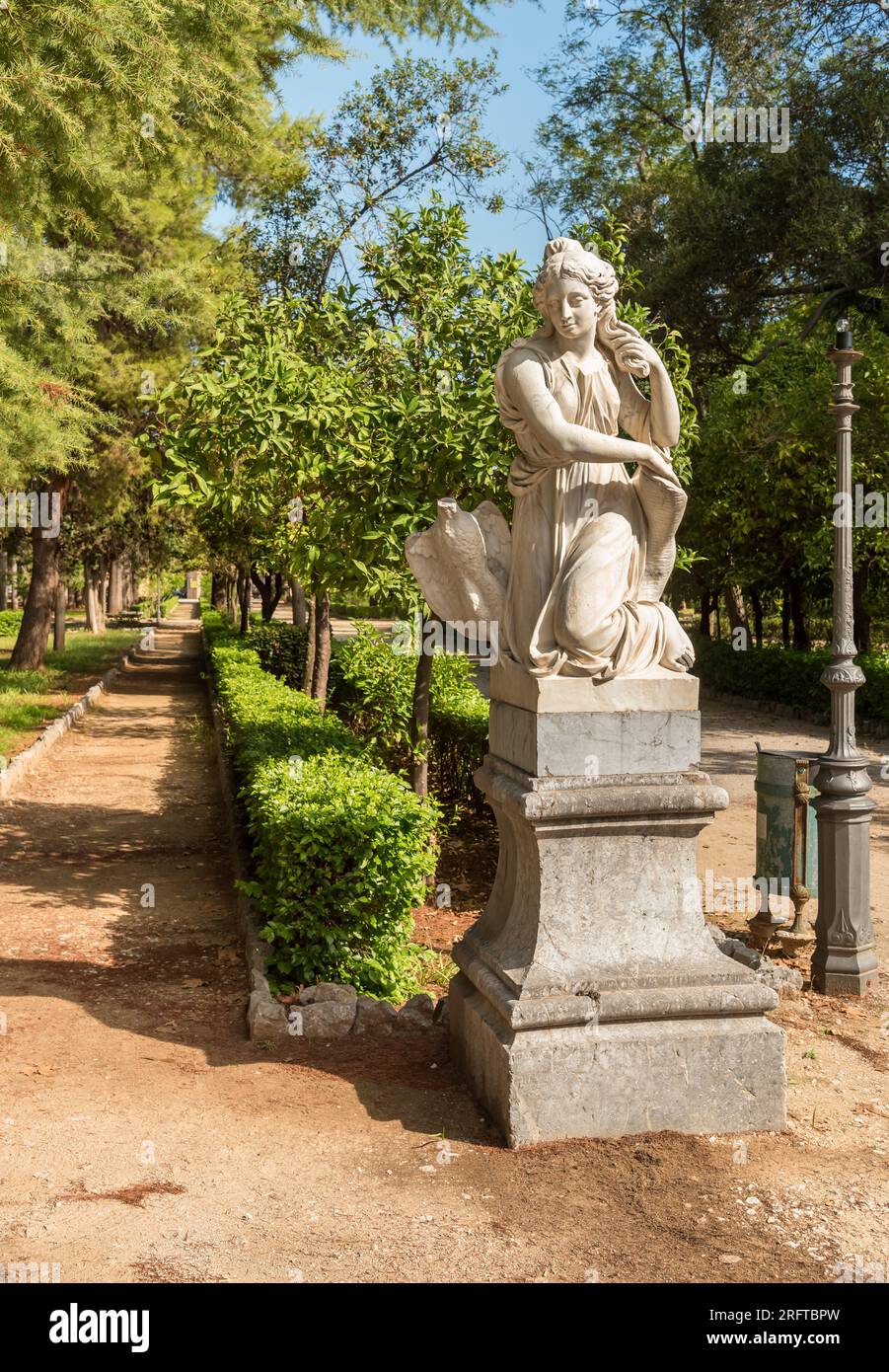Alte Skulpturen im Garten der Villa Giulia in Palermo, Sizilien, Italien Stockfoto