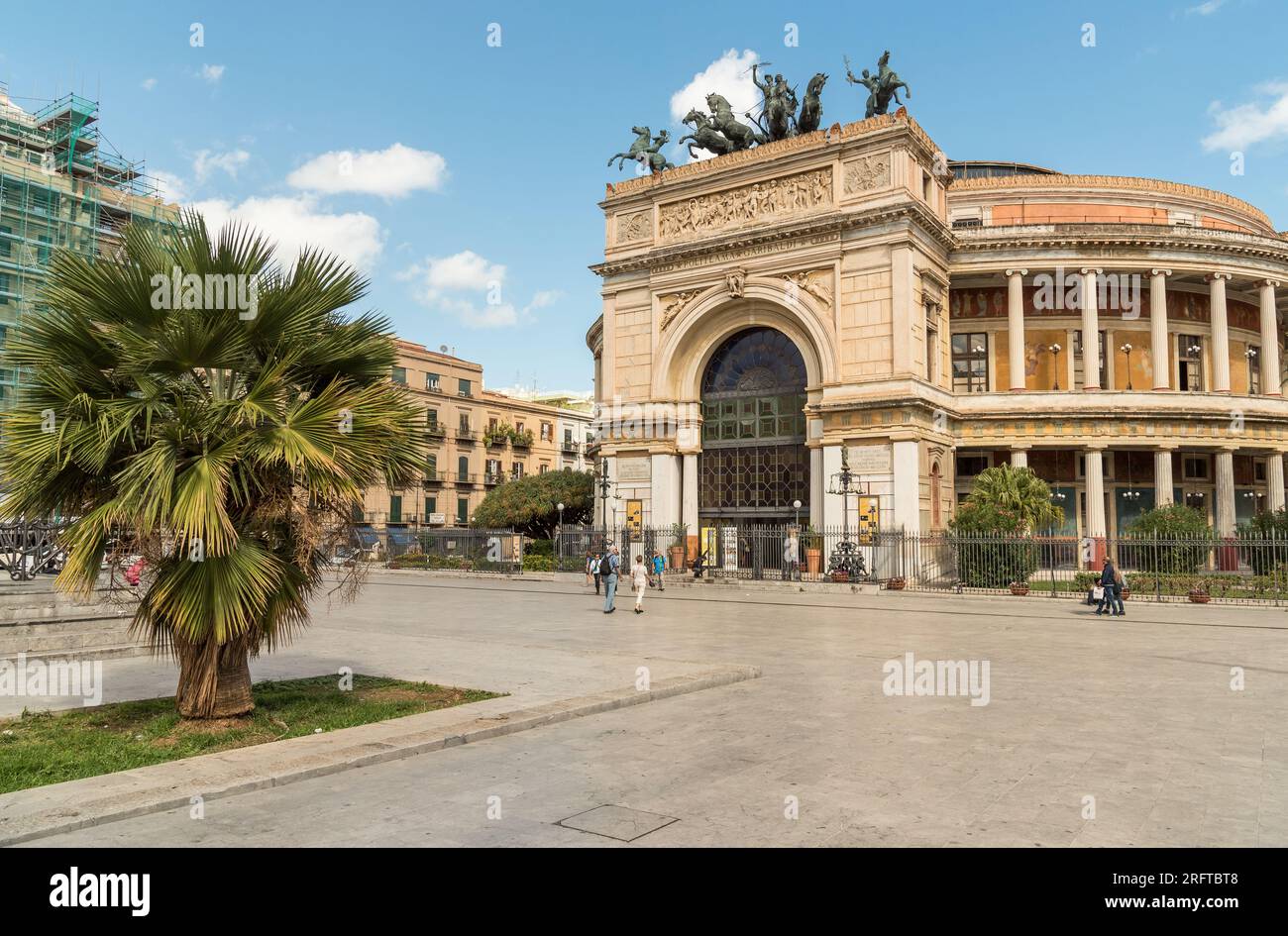 Palermo, Sizilien, Italien - 7. Oktober 2017: Blick auf das Politeama Garibaldi-Theater auf der Piazza Ruggero Settimo in Palermo, Sizilien, Italien Stockfoto