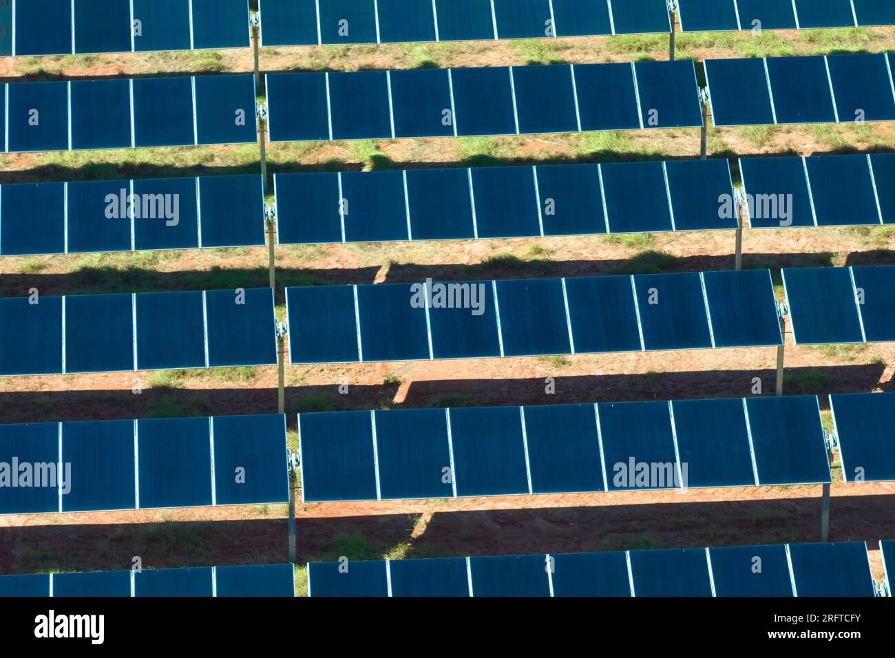 Luftaufnahme eines großen nachhaltigen Elektrokraftwerks mit vielen Reihen von Photovoltaik-Solarzellen zur Erzeugung sauberer elektrischer Energie. Erneuerbar Stockfoto