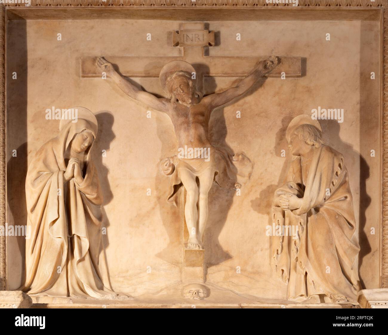 NEAPEL, ITALIEN - 22. APRIL 2023: Die Kreuzigung aus Marmor in der Kirche Basilica di San Giovanni Maggiore von Giovanni Merliano da Nola Stockfoto