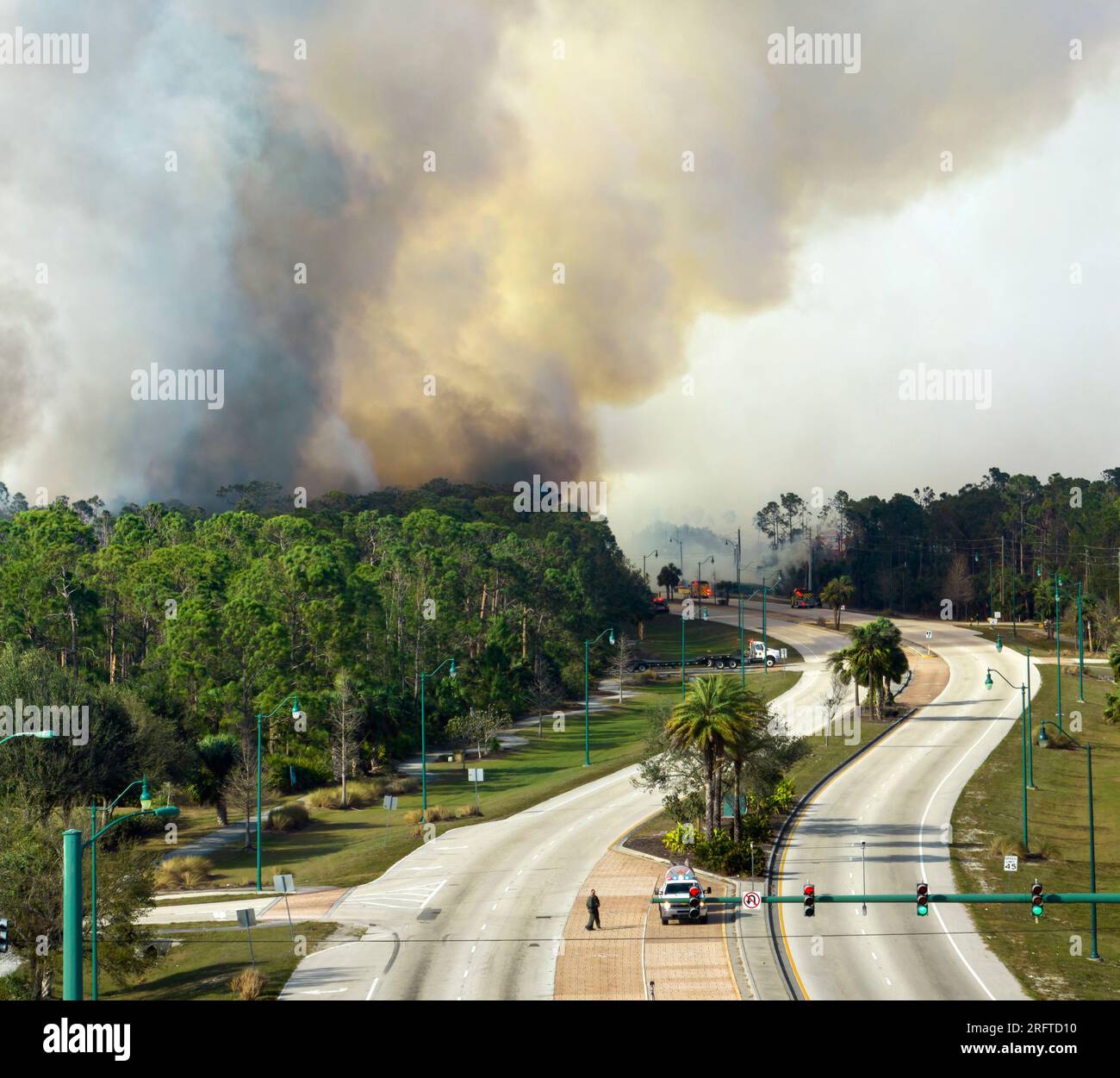 Luftaufnahme von Feuerwehrfahrzeugen, die schwere Waldbrände in den Dschungelwäldern Floridas löschen. Feuerwehrleute versuchen es Stockfoto