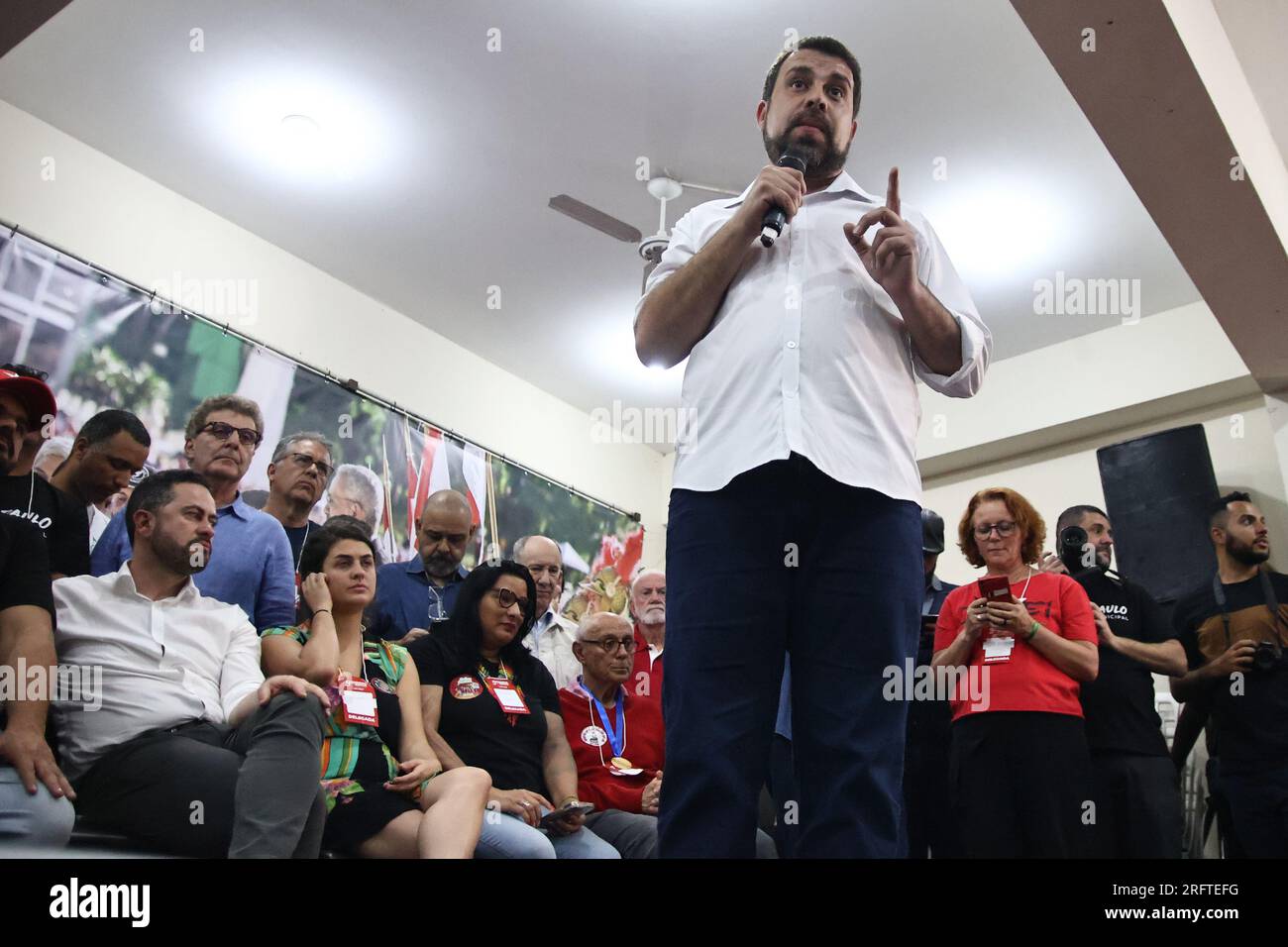 SÃO PAULO, SP - 05.08.2023: APOIO DO PT A BOULOS EM São PAULO - Guilherme Boulos (PSOL) während eines Aktes, der am Samstagnachmittag (05) in der Gewerkschaft der Beschäftigten des Gesundheitswesens von São Paulo stattfand, als die Arbeiterpartei seine Kandidatur für den Bürgermeister von São Paulo bei den Wahlen 2024 unterstützte. (Foto: Yuri Murakami/Fotoarena) Kredit: Foto Arena LTDA/Alamy Live News Stockfoto