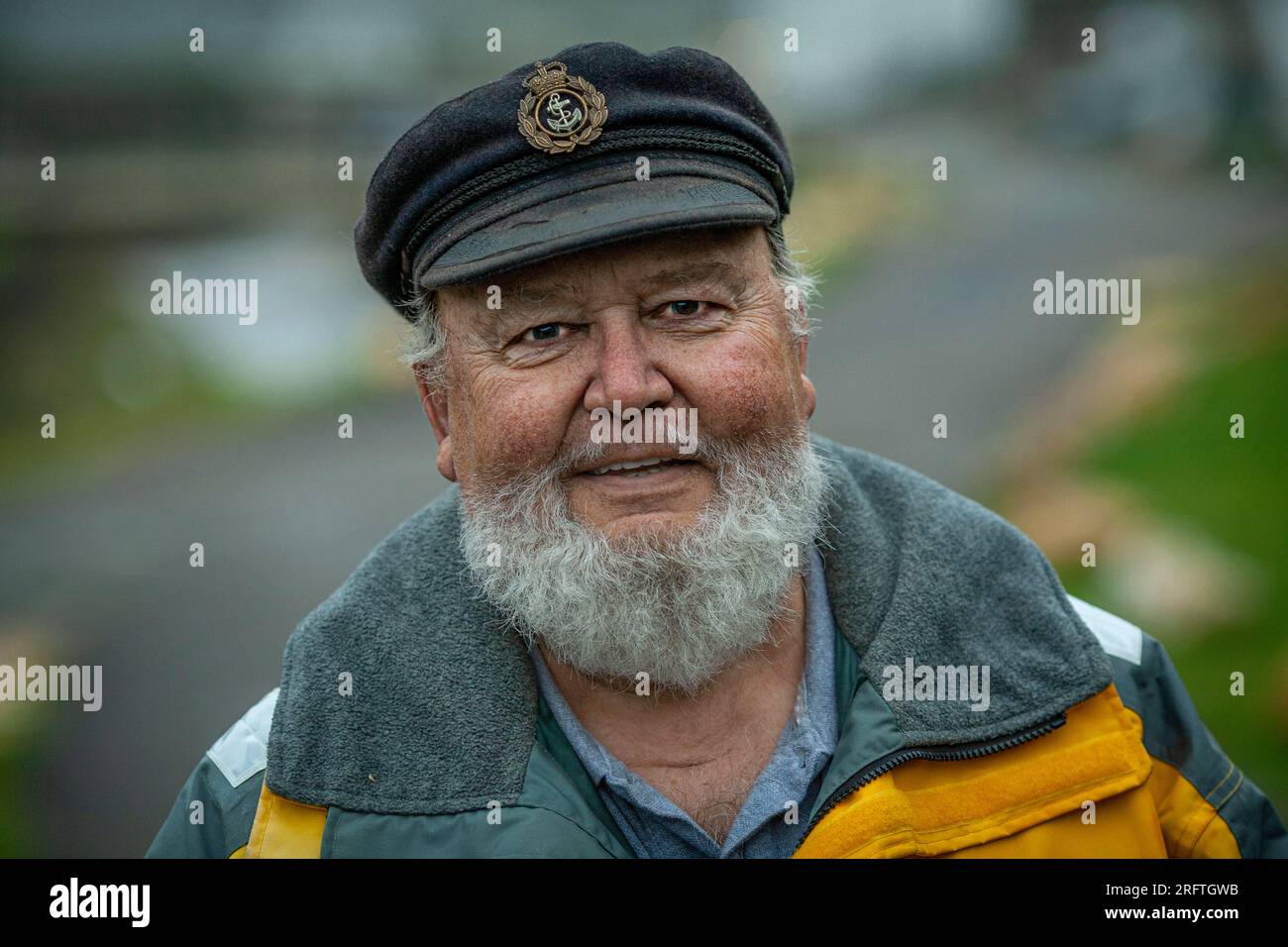 Porträt eines erwachsenen Mannes mit Bart und Käpt'n-Mütze. Stockfoto