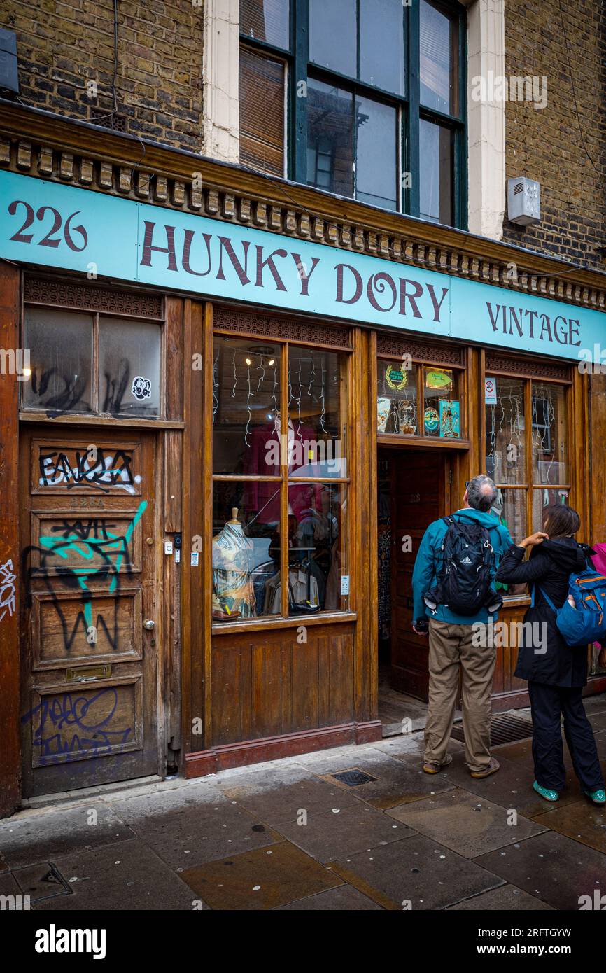 Hunky Dory Vintage Bekleidungsgeschäft in Brick Lane East London. Ein Oldtimer-Bekleidungsgeschäft in der Brick Lane im East End in London. Stockfoto