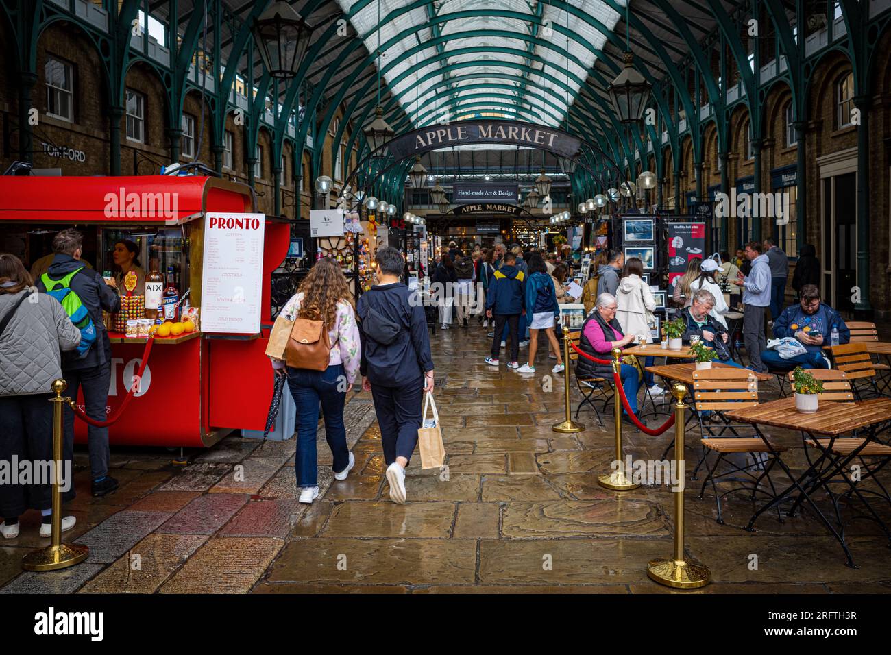 Covent Garden Apple Market London. Früher Teil des Covent Garden Fruit Market, verkauft es heute einzigartige handgefertigte Handwerkskunst und Waren. Stockfoto