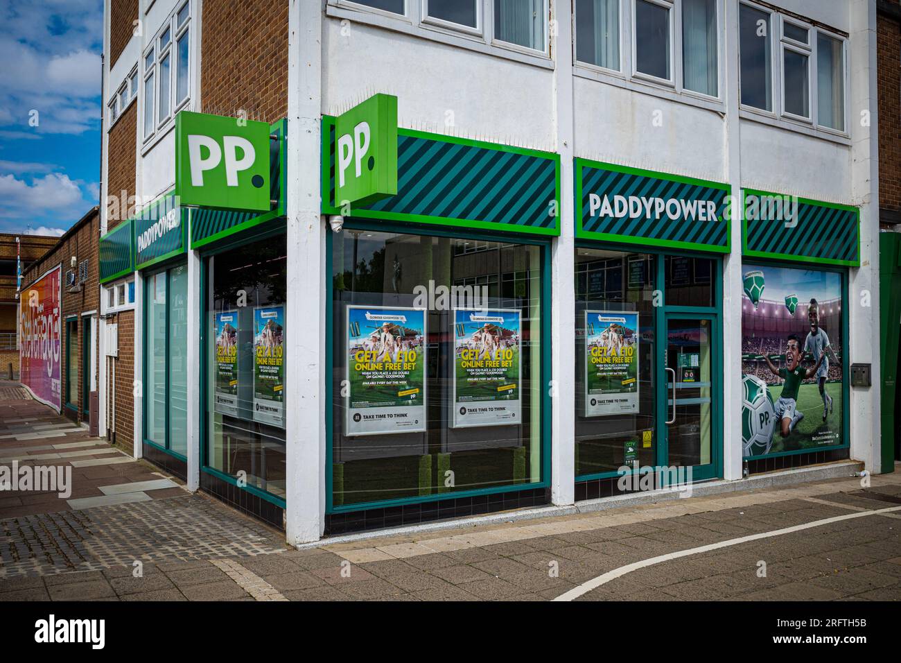 Lizenzierter Wettshop von Paddy Power - Paddy Power Bookmakers Shop in Stevenage. Paddy Power wurde 1988 in Dublin gegründet. Stockfoto