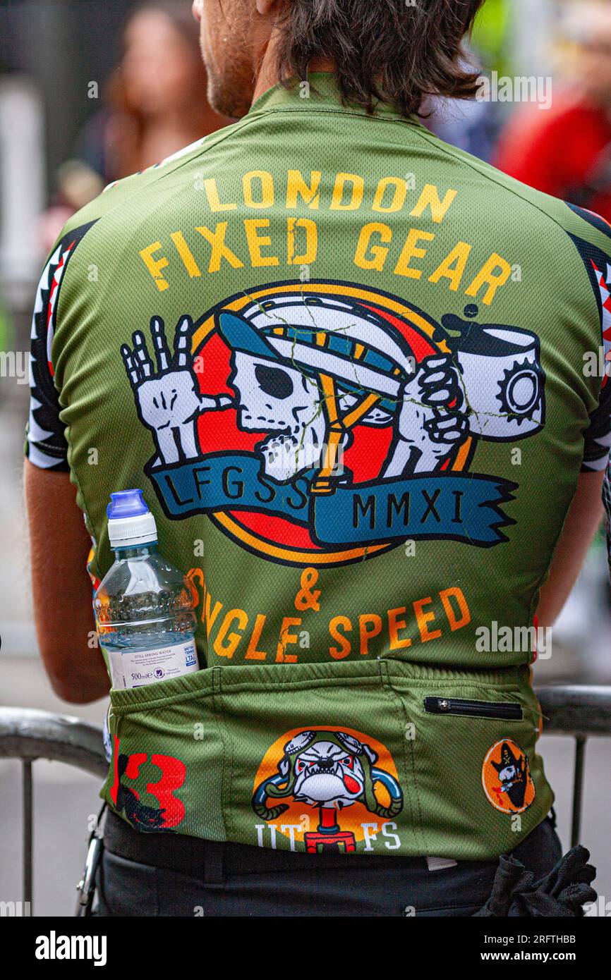 Rückansicht eines Mannes, der ein London Fixed Gear Fahrradshirt trägt Stockfoto