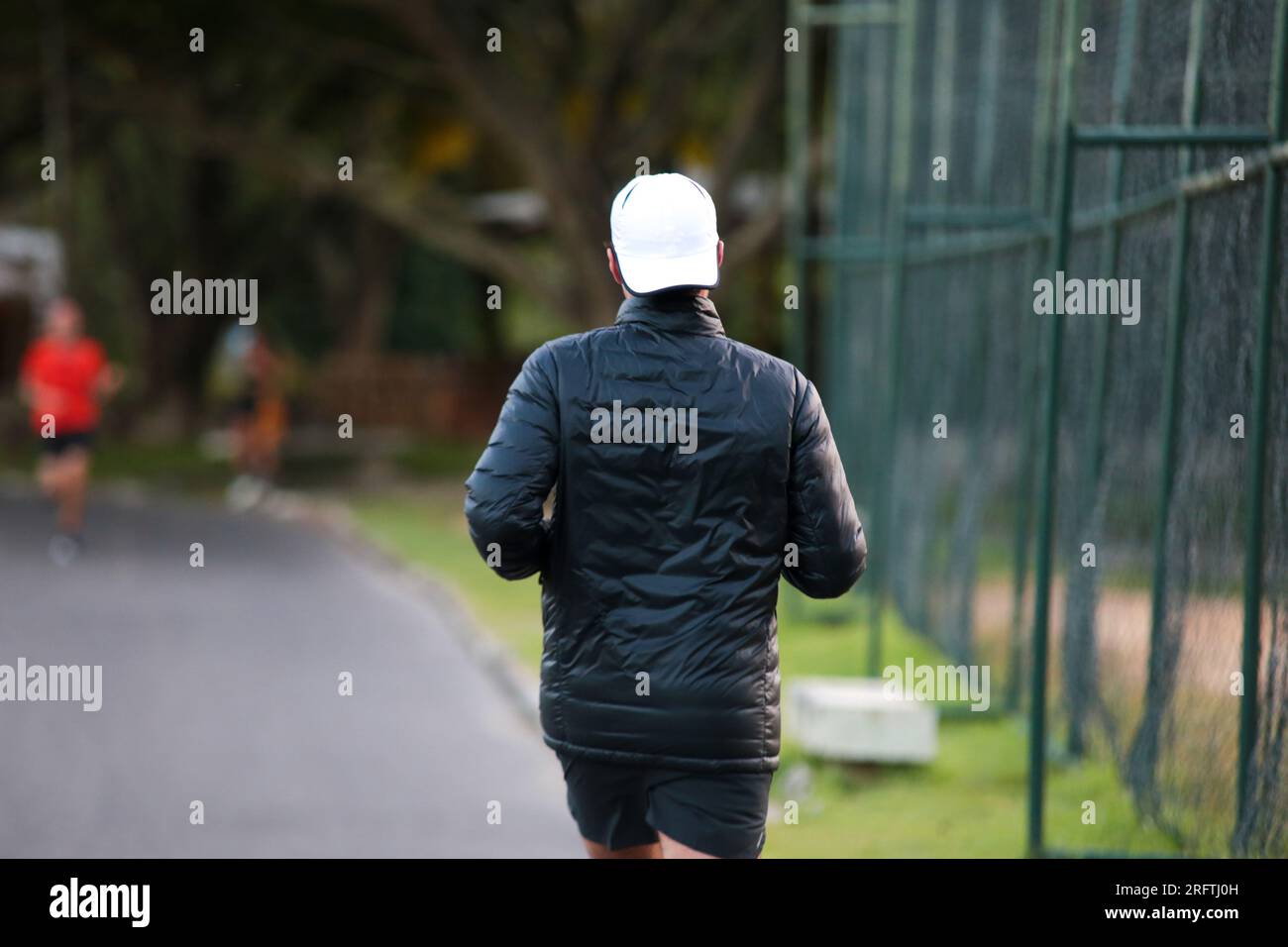 Person auf dem Radweg der Lagune rodrigo de freitas in rio de Janeiro, brasilien. Stockfoto