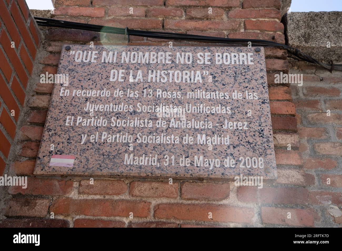 Das Denkmal „Las Trece Rosas“ (die dreizehn Rosen) auf dem Friedhof Unsere Frau von Almudena in Madrid ist nach einer Gruppe von 13 jungen Frauen (im Alter von 18 bis 29 Jahren) benannt, die am 5. August 1939 von den faschistischen Truppen des Franco auf dem Friedhof ermordet wurden. Sie gehörten zu einer Gruppe von 56 Personen, die von den Faschisten getötet wurden. Die meisten waren Mitglieder der vereinheitlichten sozialistischen Jugend, die nach der Niederlage der demokratisch gewählten Republik im spanischen Bürgerkrieg versuchten, die Organisation im Untergrund wieder aufzubauen. Fotografiert am 5. August 2023, 84 Jahre nach den Morden. © Craig Redmond Stockfoto