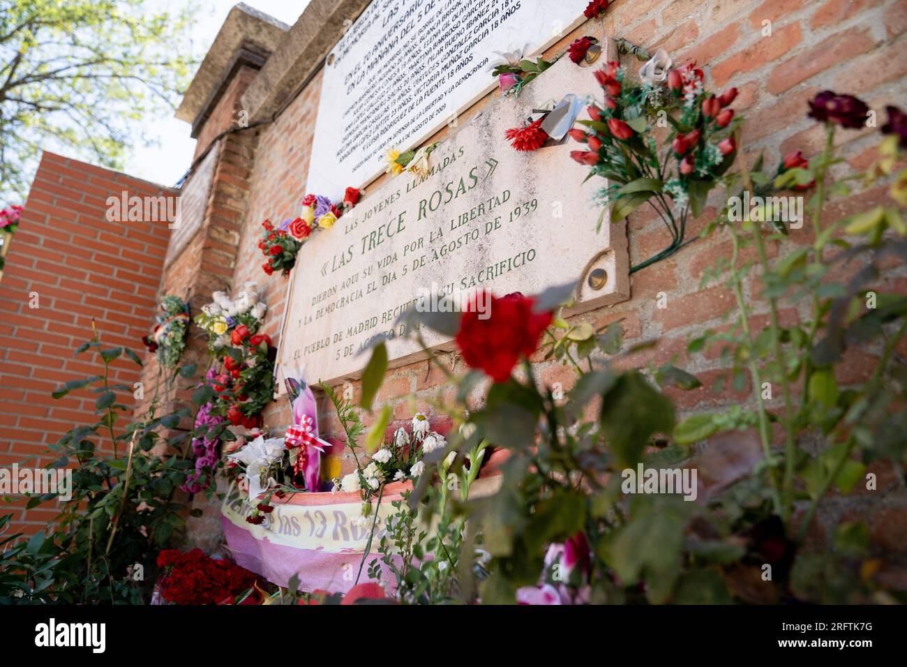 Das Denkmal „Las Trece Rosas“ (die dreizehn Rosen) auf dem Friedhof Unsere Frau von Almudena in Madrid ist nach einer Gruppe von 13 jungen Frauen (im Alter von 18 bis 29 Jahren) benannt, die am 5. August 1939 von den faschistischen Truppen des Franco auf dem Friedhof ermordet wurden. Sie gehörten zu einer Gruppe von 56 Personen, die von den Faschisten getötet wurden. Die meisten waren Mitglieder der vereinheitlichten sozialistischen Jugend, die nach der Niederlage der demokratisch gewählten Republik im spanischen Bürgerkrieg versuchten, die Organisation im Untergrund wieder aufzubauen. Fotografiert am 5. August 2023, 84 Jahre nach den Morden. © Craig Redmond Stockfoto