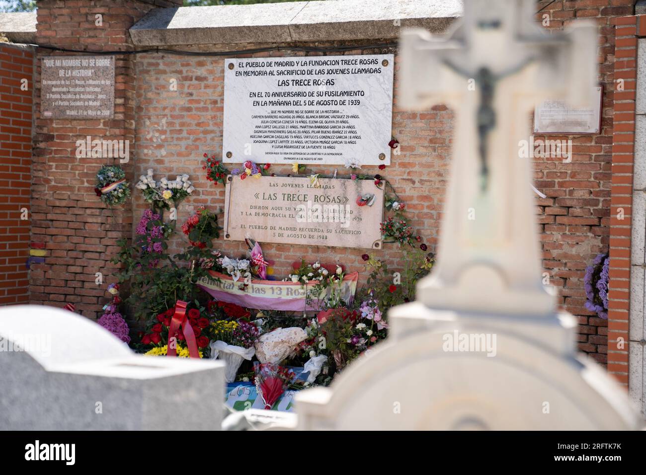 Das Denkmal „Las Trece Rosas“ (die dreizehn Rosen) auf dem Friedhof Unsere Frau von Almudena in Madrid ist nach einer Gruppe von 13 jungen Frauen (im Alter von 18 bis 29 Jahren) benannt, die am 5. August 1939 von den faschistischen Truppen des Franco auf dem Friedhof ermordet wurden. Sie gehörten zu einer Gruppe von 56 Personen, die von den Faschisten getötet wurden. Die meisten waren Mitglieder der vereinheitlichten sozialistischen Jugend, die nach der Niederlage der demokratisch gewählten Republik im spanischen Bürgerkrieg versuchten, die Organisation im Untergrund wieder aufzubauen. Fotografiert am 5. August 2023, 84 Jahre nach den Morden. © Craig Redmond Stockfoto