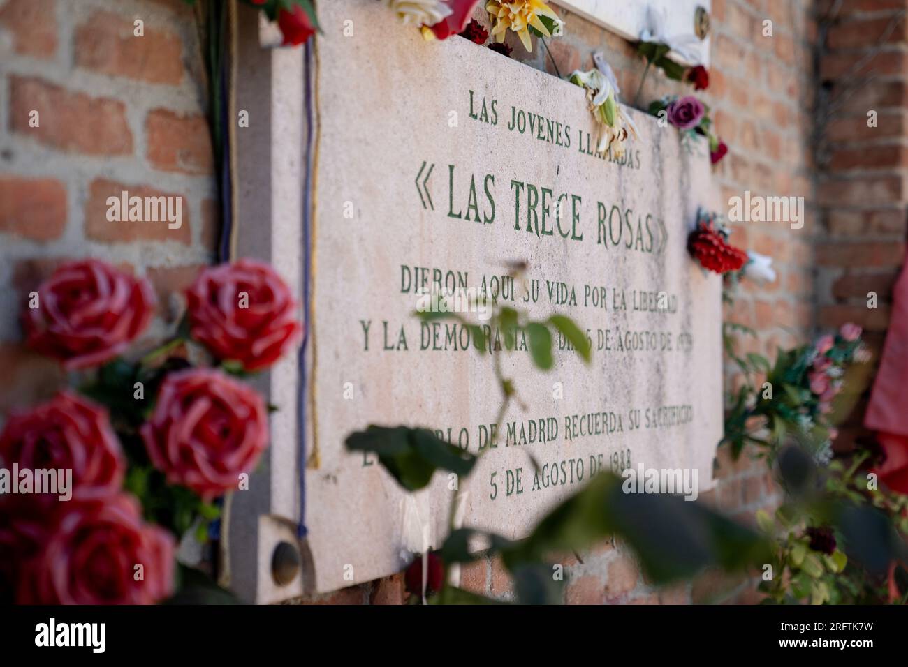 Das Denkmal „Las Trece Rosas“ (die dreizehn Rosen) auf dem Friedhof Unsere Frau von Almudena in Madrid ist nach einer Gruppe von 13 jungen Frauen (im Alter von 18 bis 29 Jahren) benannt, die am 5. August 1939 von den faschistischen Truppen des Franco auf dem Friedhof ermordet wurden. Sie gehörten zu einer Gruppe von 56 Personen, die von den Faschisten getötet wurden. Die meisten waren Mitglieder der vereinheitlichten sozialistischen Jugend, die nach der Niederlage der demokratisch gewählten Republik im spanischen Bürgerkrieg versuchten, die Organisation im Untergrund wieder aufzubauen. Fotografiert am 5. August 2023, 84 Jahre nach den Morden. © Craig Redmond Stockfoto