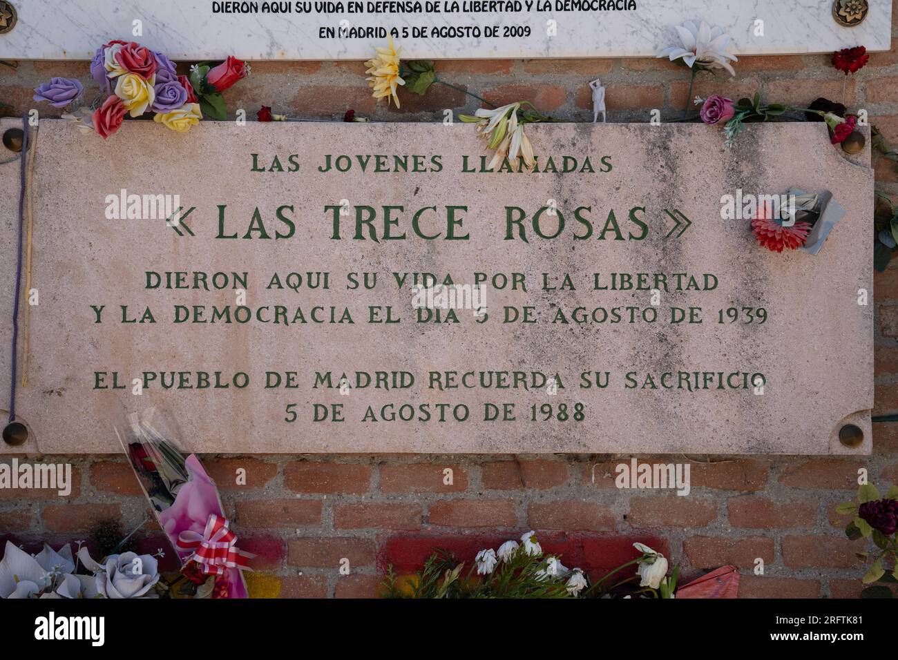 Das Denkmal „Las Trece Rosas“ (die dreizehn Rosen) auf dem Friedhof Unsere Frau von Almudena in Madrid ist nach einer Gruppe von 13 jungen Frauen (im Alter von 18 bis 29 Jahren) benannt, die am 5. August 1939 von den faschistischen Truppen des Franco auf dem Friedhof ermordet wurden. Sie gehörten zu einer Gruppe von 56 Personen, die von den Faschisten getötet wurden. Die meisten waren Mitglieder der vereinheitlichten sozialistischen Jugend, die nach der Niederlage der demokratisch gewählten Republik im spanischen Bürgerkrieg versuchten, die Organisation im Untergrund wieder aufzubauen. Fotografiert am 5. August 2023, 84 Jahre nach den Morden. © Craig Redmond Stockfoto