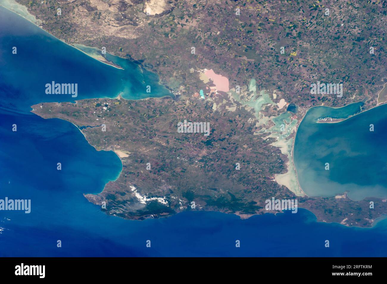 Luftverkehr auf der Halbinsel Krim und dem Isthmus von Perekop, der Ukraine und des Schwarzen Meeres. Stockfoto