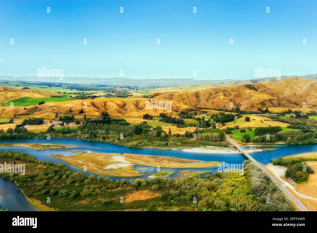 Waitaki Fluss und Brücke in Kurow Stadt im malerischen Tal von Neuseeland - Luftlandschaft. Stockfoto