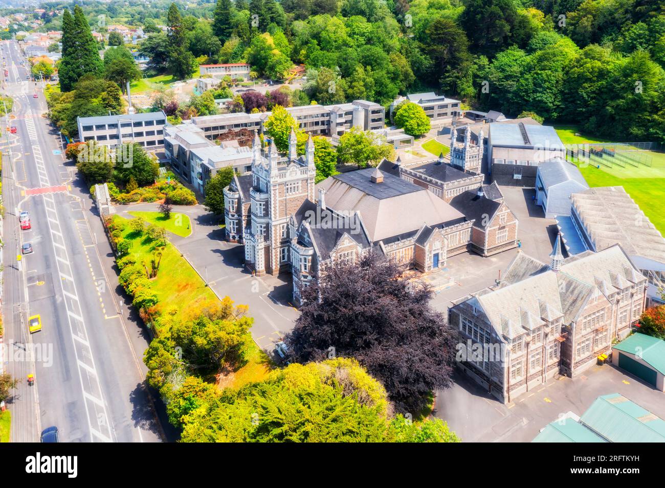 Otago High School in Dunedin City in Neuseeland - aus der Vogelperspektive auf den öffentlichen Bildungsgelände. Stockfoto