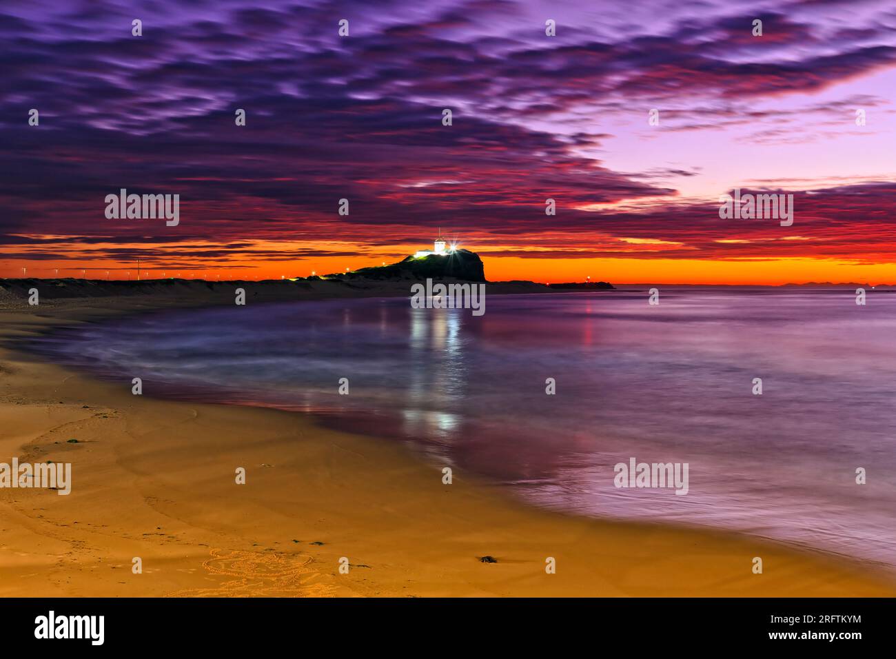 Dunkler, malerischer Sonnenaufgang am Nobbys Beach in Newcastle, Australien, an der Pazifikküste. Stockfoto