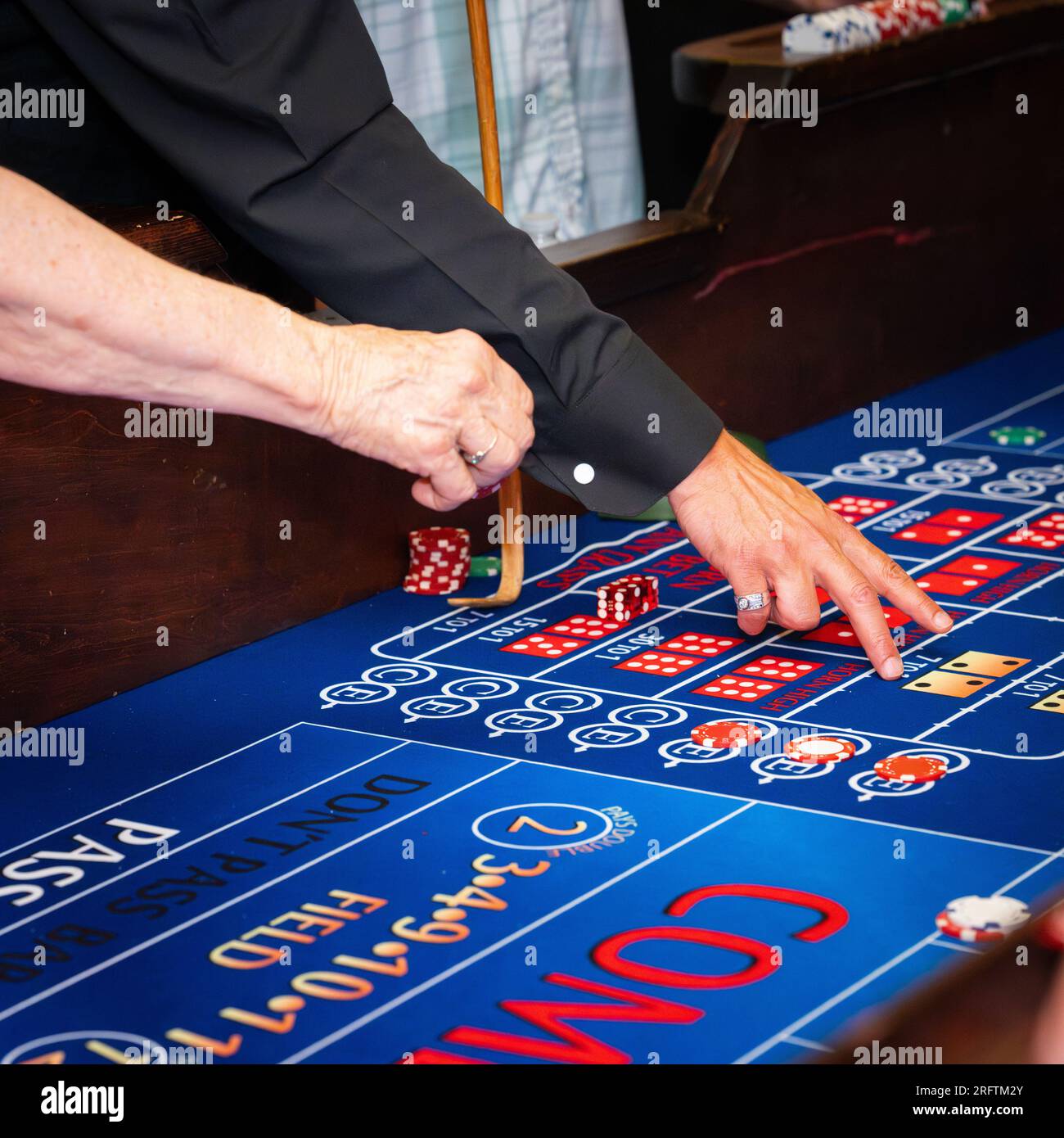 Die Hände über einem Craps-Tisch zusammenfassen Stockfoto