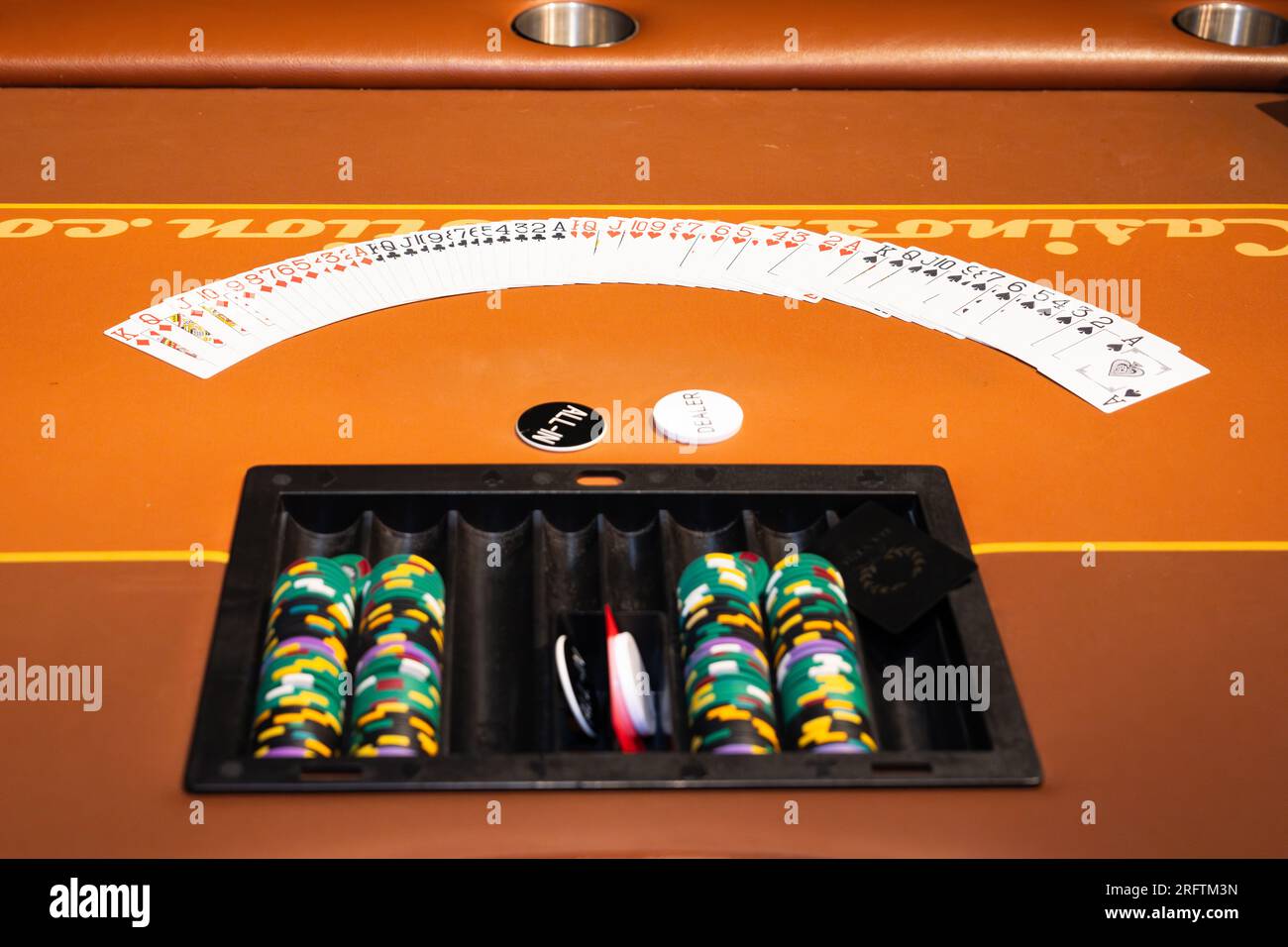 Orangefarbener Pokerkartentisch mit ausgestreckten Karten Stockfoto