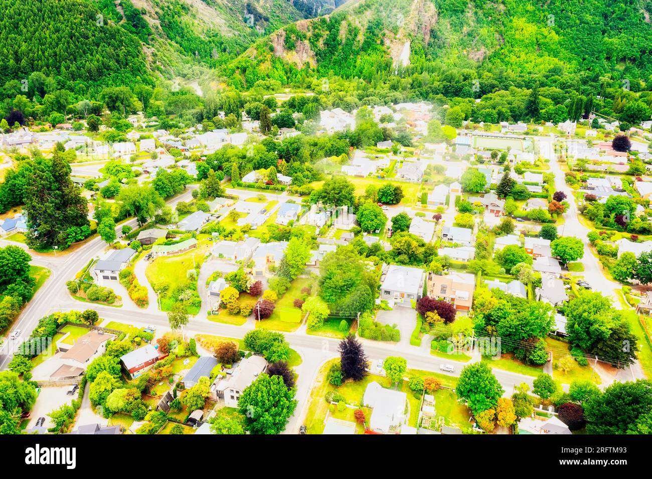 Arrowtown historisches Dorf im malerischen Gebirgstal Neuseelands - aus der Vogelperspektive. Stockfoto