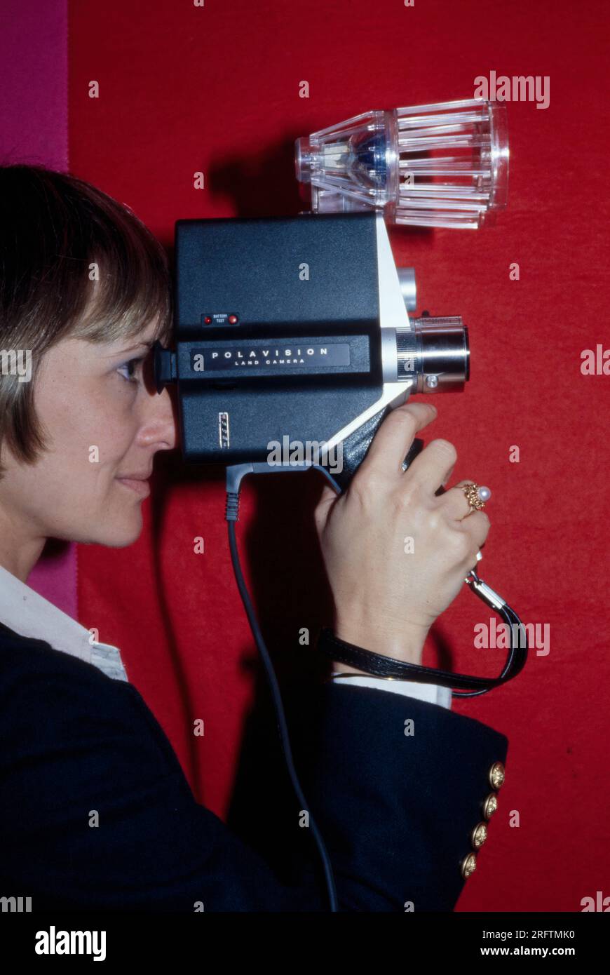 Edwin H. Land, Erfinder der Polaroid Land Kamera, stellt die Polaroid Polavision Sofortbildkamera vor. Foto von Bernard Gotfryd Stockfoto