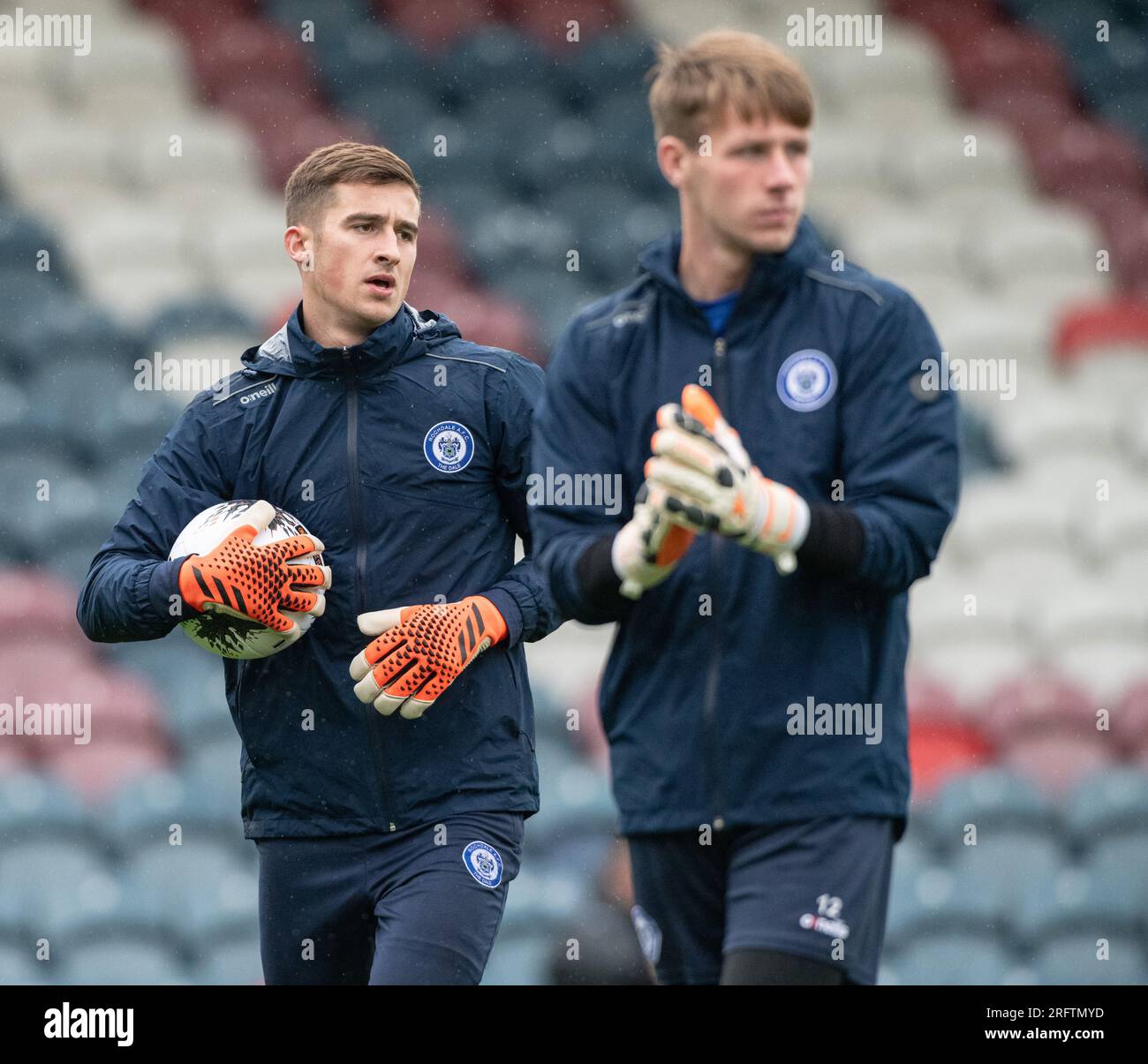 Rochdale, Greater Manchester, England, 5. August 2023. Die Torhüter von Rochdale, Louie Moulden und Bradley Kelly, wärmen sich vor dem Anstoß auf während Rochdale AFC V Ebbsfleet United in der Vanarama National League in der Crown Oil Arena. (Bild: ©Cody Froggatt/Alamy Live News) Stockfoto