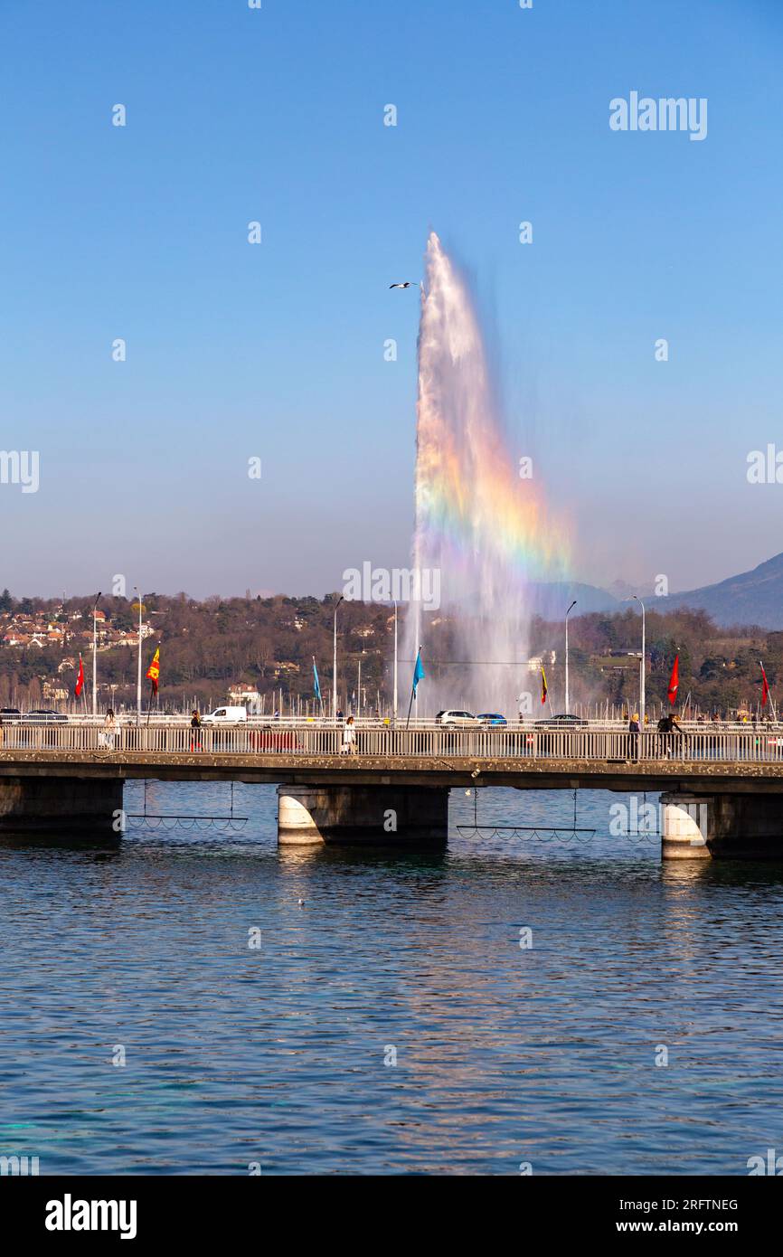 Genf, Schweiz - 24. März 2022: Der Jet d'Eau ist ein großer Brunnen in Genf, Schweiz und eines der berühmtesten Wahrzeichen der Stadt. Stockfoto