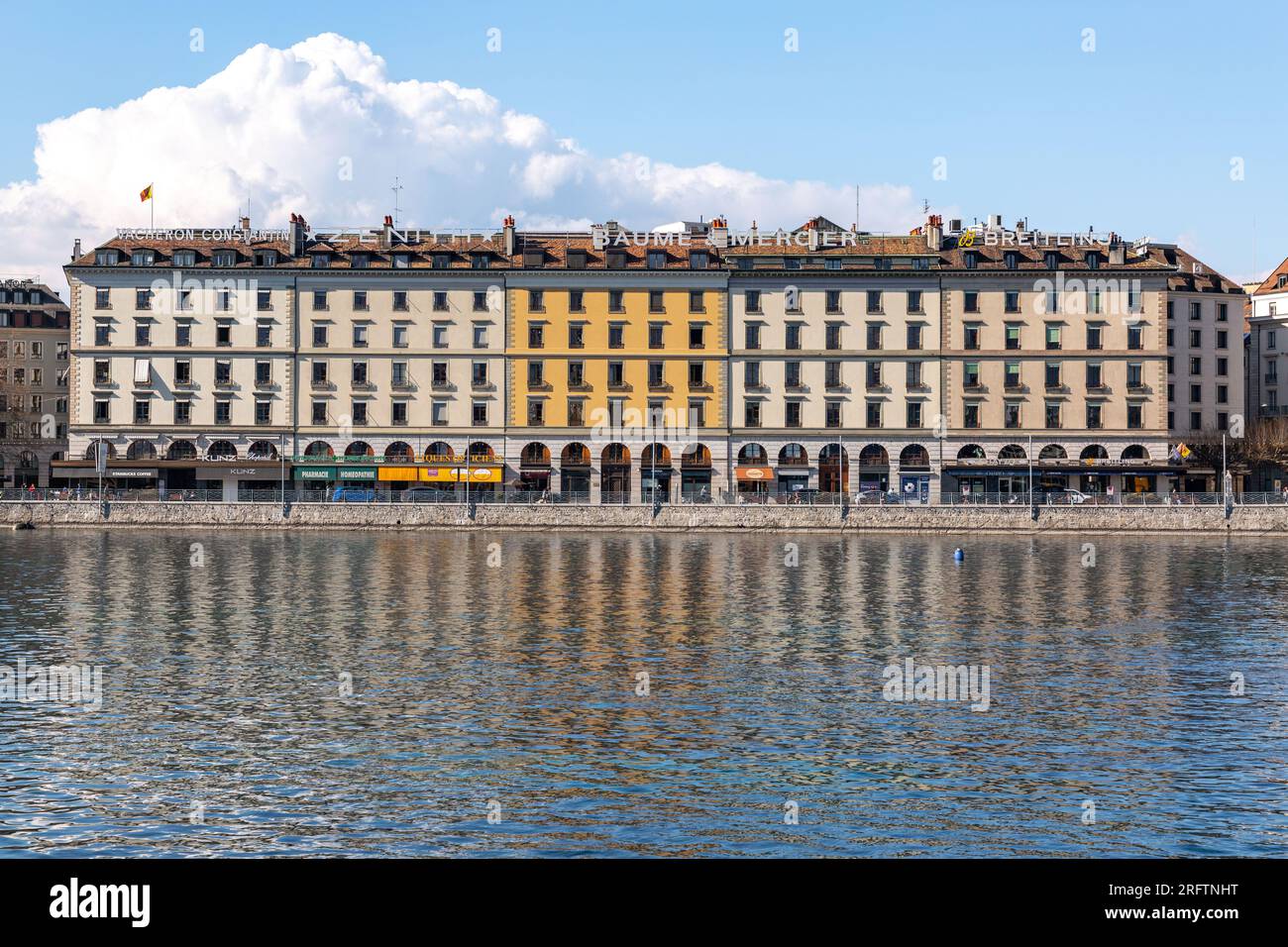 Genf, Schweiz - 24. März 2022: Malerischer Blick vom Genfer See an der Bucht von Genf, dem französischen Teil der Schweiz. Stockfoto