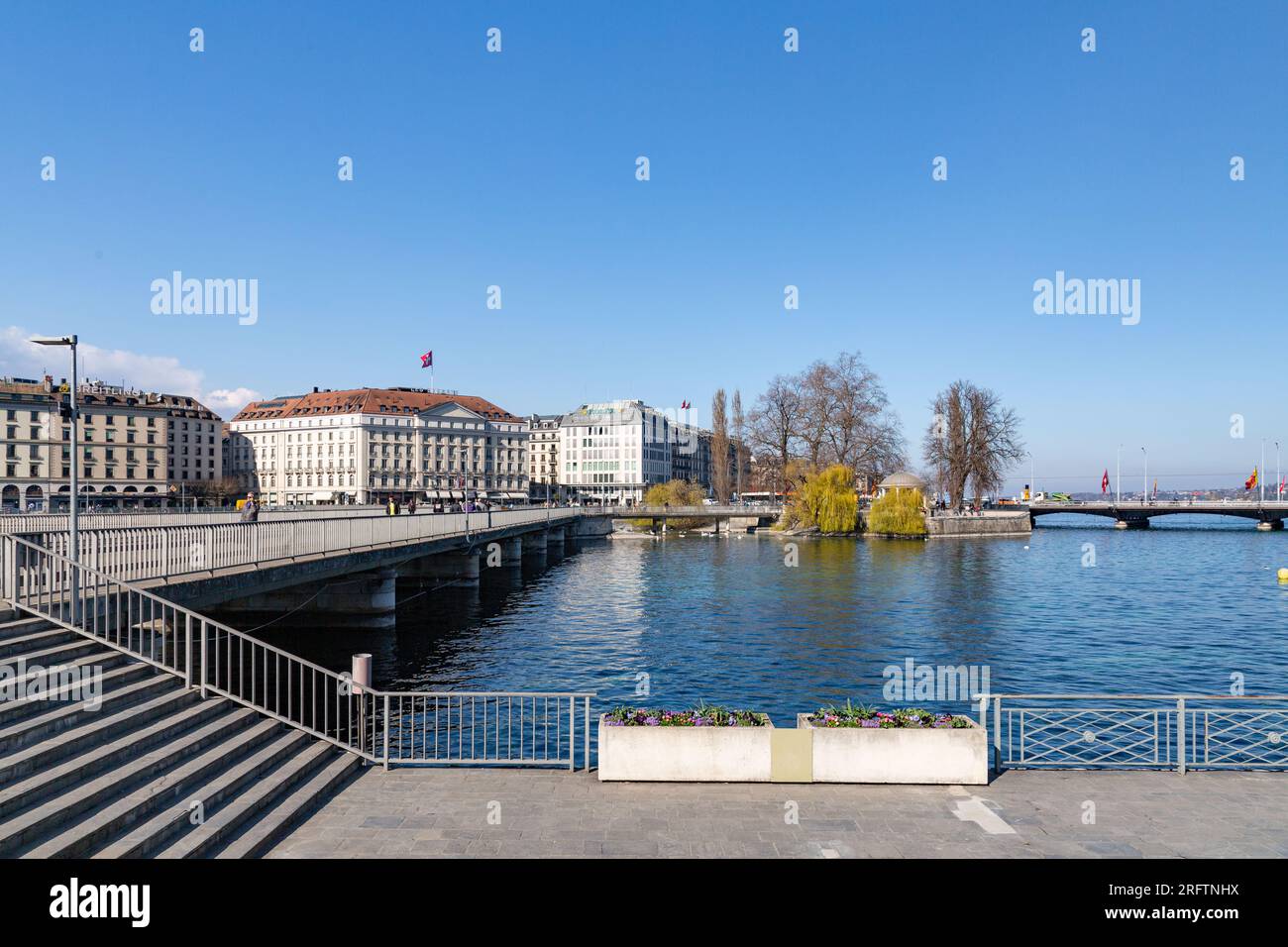 Genf, Schweiz - 24. März 2022: Malerischer Blick vom Genfer See an der Bucht von Genf, dem französischen Teil der Schweiz. Stockfoto