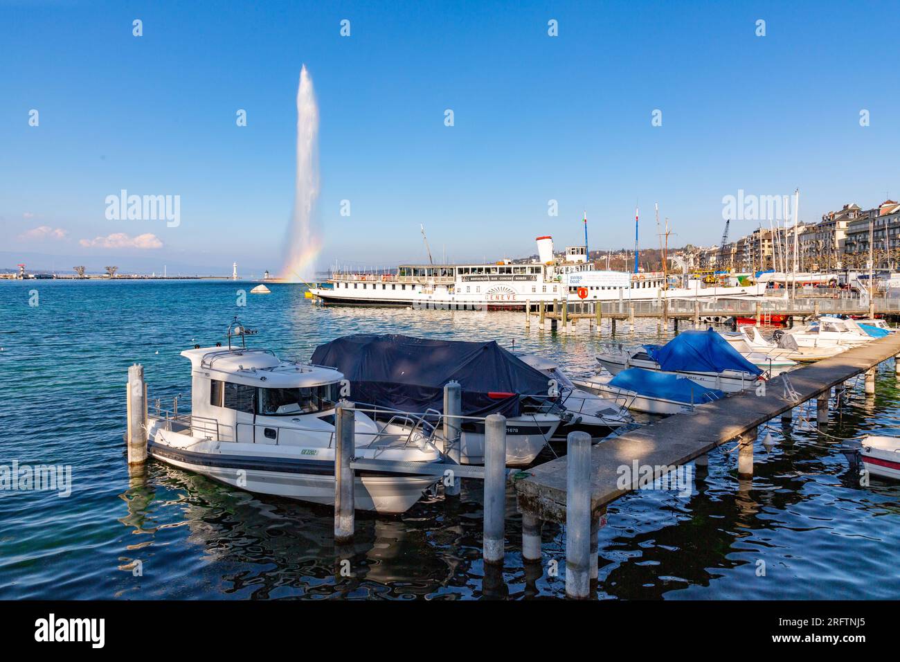 Genf, Schweiz - 24. März 2022: Malerischer Blick vom Genfer See an der Bucht von Genf, dem französischen Teil der Schweiz. Stockfoto